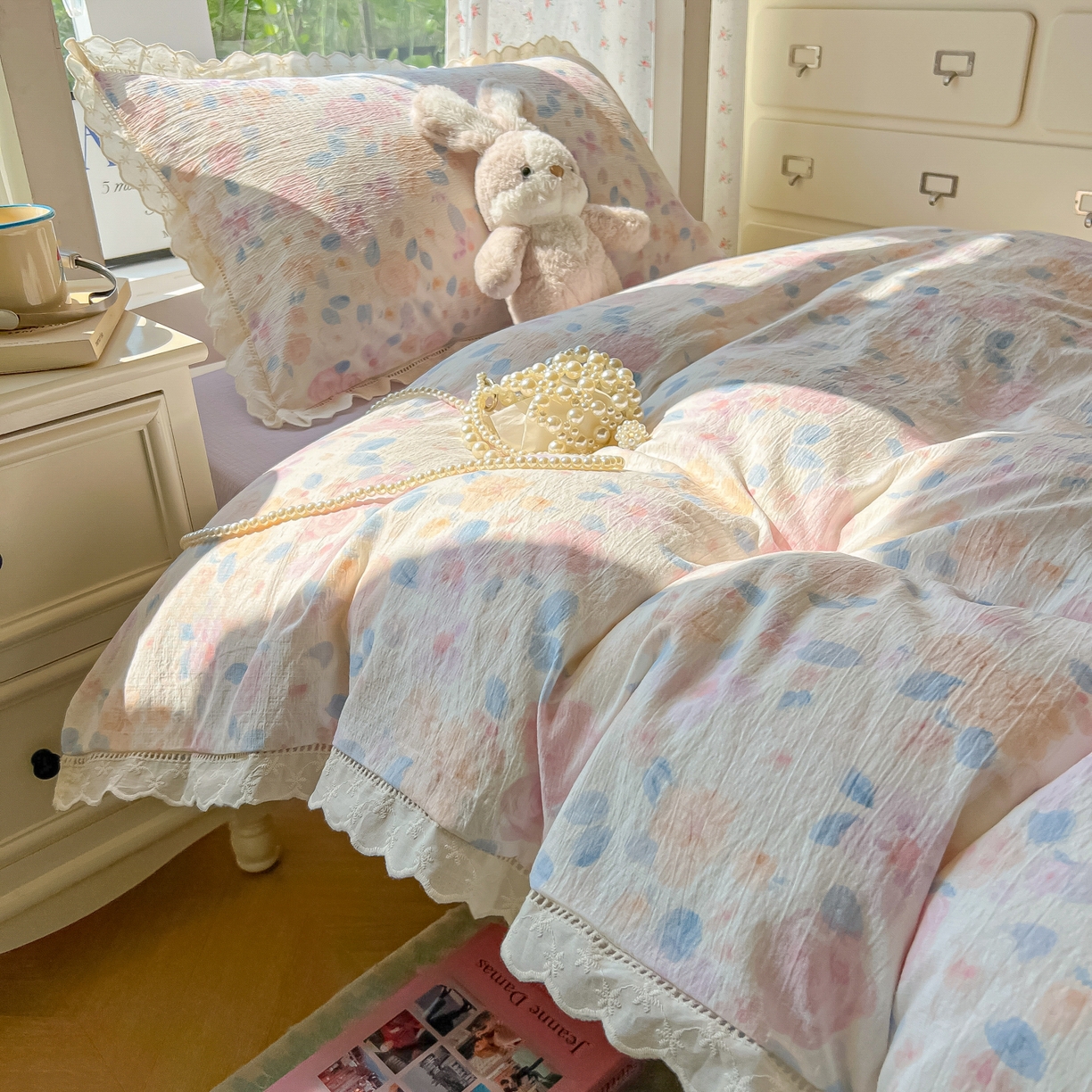 91家纺网 家纺一手货源 找家纺 韩巢家纺 2025新款学生宿舍三件套上下铺学生季开学季床品 镂空花边款-时间画报-米