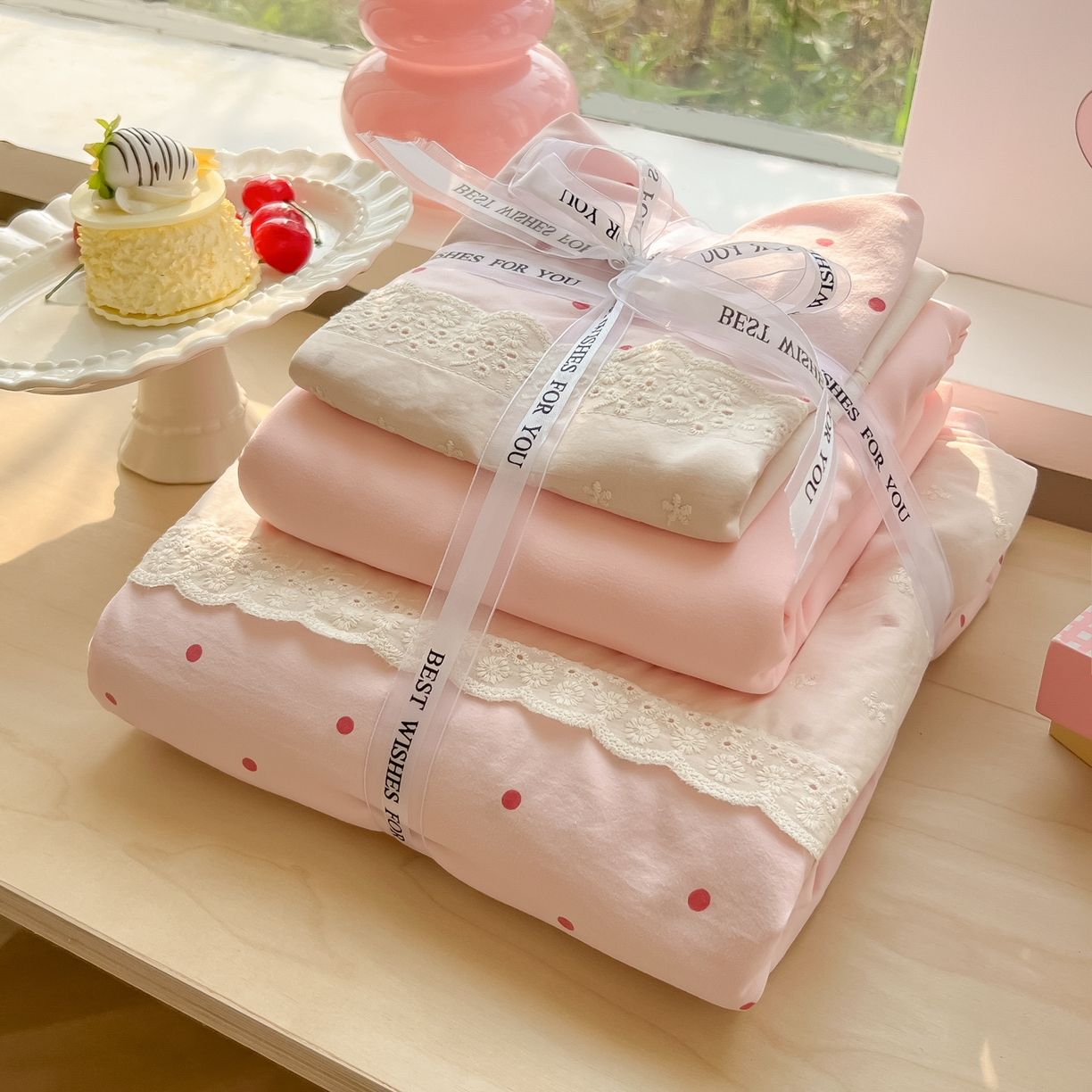 91家纺网 家纺一手货源 找家纺 韩巢家纺 2025新款法式蕾丝花边被套直播热销款四件套学生宿舍床上三件套（提供卖家秀） 草莓小波点【蕾丝花边款】