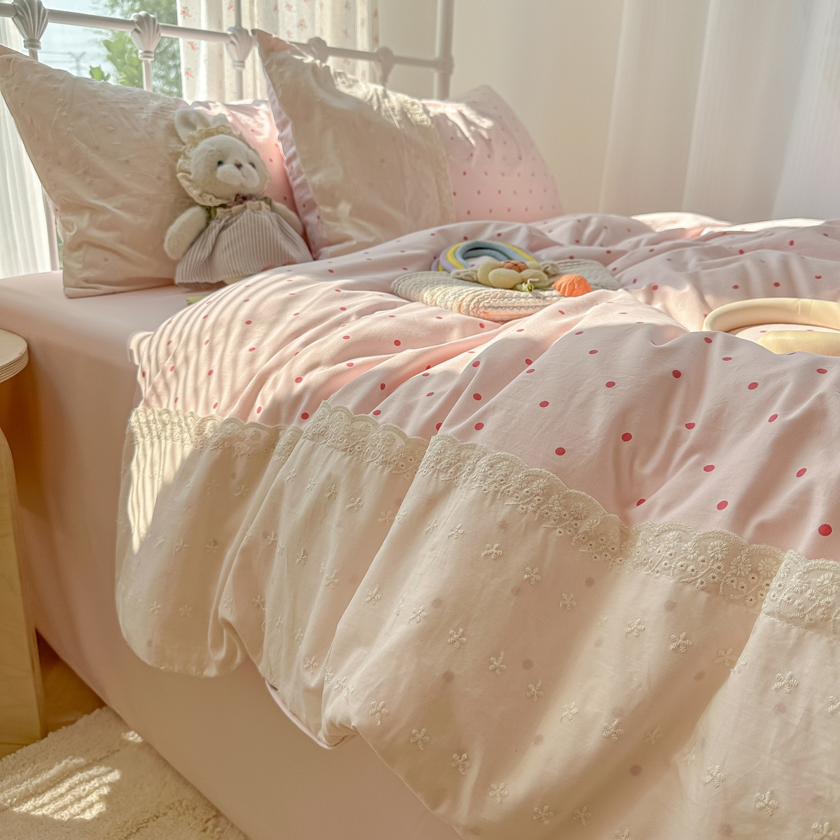 91家纺网 家纺一手货源 找家纺 韩巢家纺 2025新款法式蕾丝花边被套直播热销款四件套学生宿舍床上三件套（提供卖家秀） 草莓小波点【蕾丝花边款】