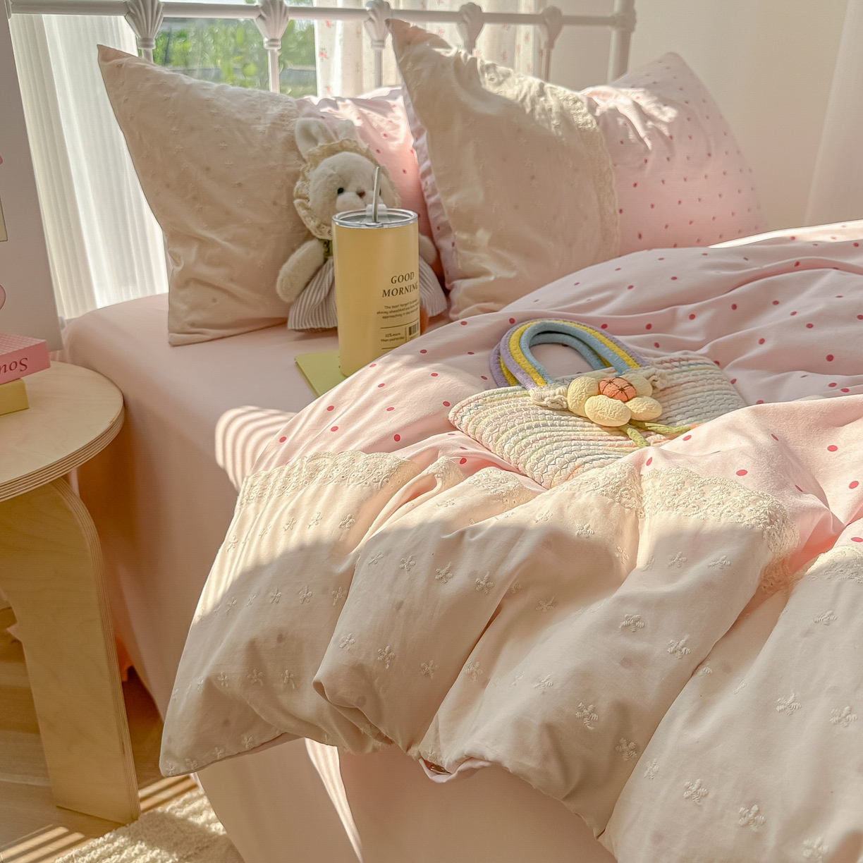 91家纺网 家纺一手货源 找家纺 韩巢家纺 2025新款法式蕾丝花边被套直播热销款四件套学生宿舍床上三件套（提供卖家秀） 草莓小波点【蕾丝花边款】