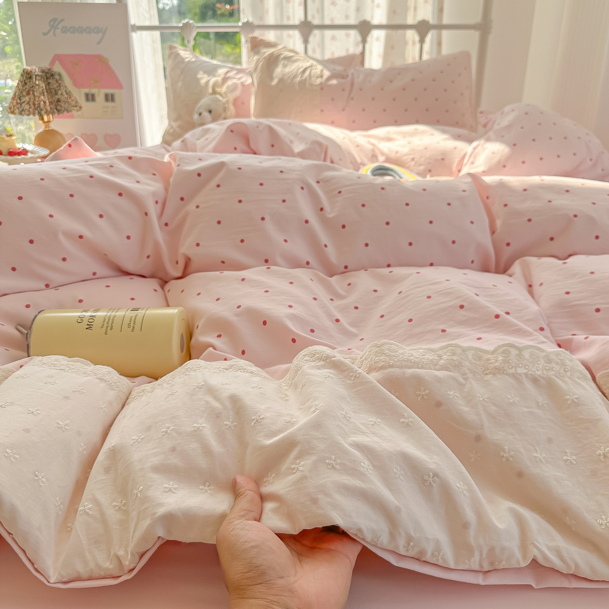 91家纺网 家纺一手货源 找家纺 韩巢家纺 2025新款法式蕾丝花边被套直播热销款四件套学生宿舍床上三件套（提供卖家秀） 草莓小波点【蕾丝花边款】