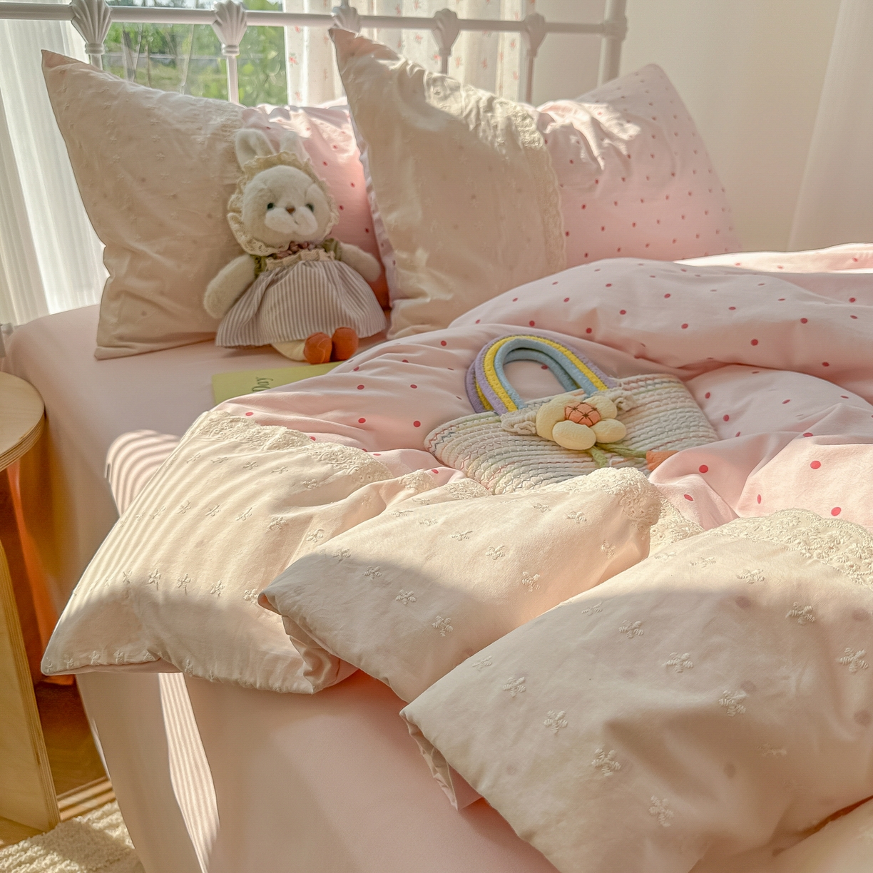 91家纺网 家纺一手货源 找家纺 韩巢家纺 2025新款法式蕾丝花边被套直播热销款四件套学生宿舍床上三件套（提供卖家秀） 草莓小波点【蕾丝花边款】