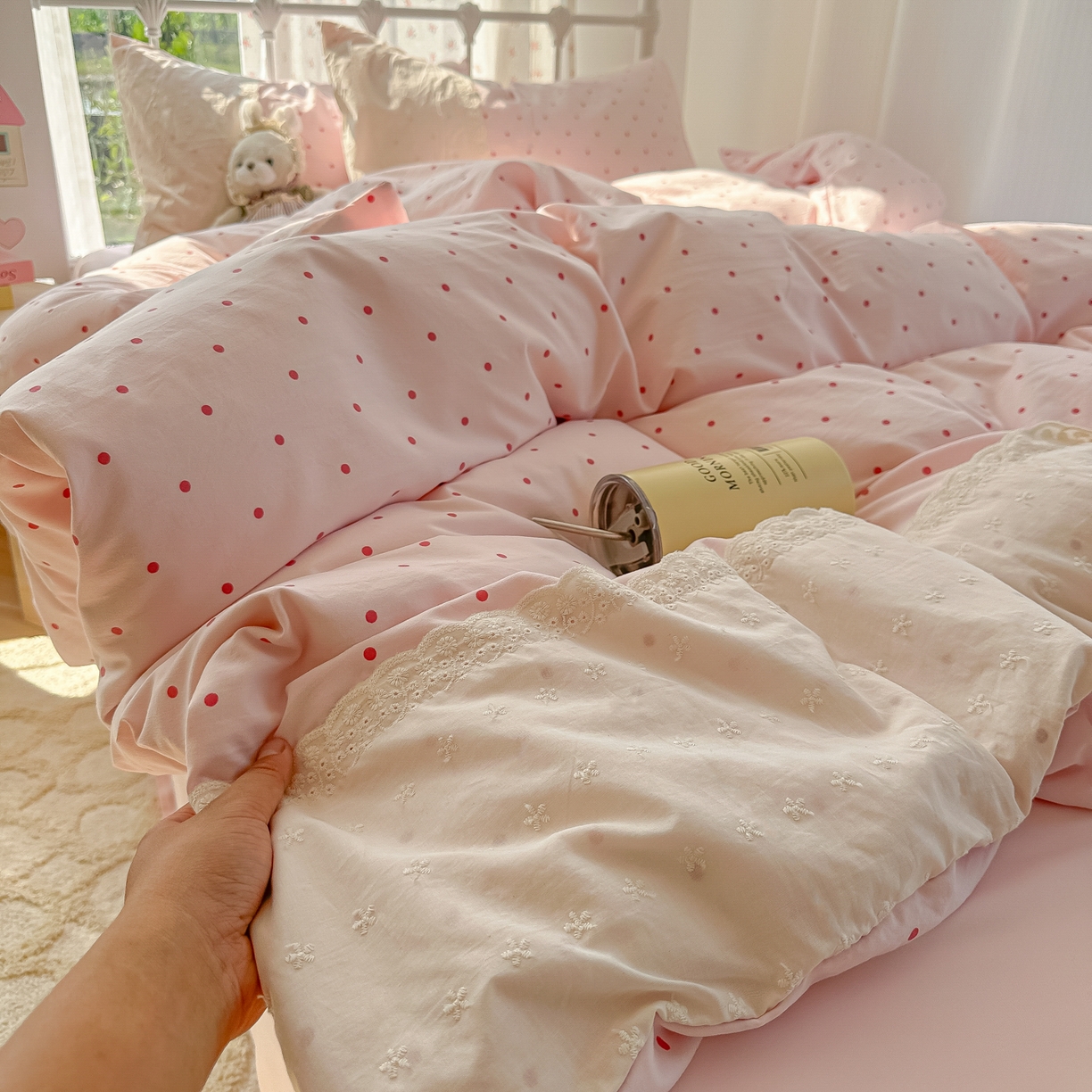 91家纺网 家纺一手货源 找家纺 韩巢家纺 2025新款法式蕾丝花边被套直播热销款四件套学生宿舍床上三件套（提供卖家秀） 草莓小波点【蕾丝花边款】