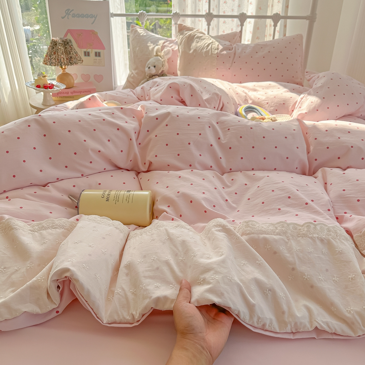 91家纺网 家纺一手货源 找家纺 韩巢家纺 2025新款法式蕾丝花边被套直播热销款四件套学生宿舍床上三件套（提供卖家秀） 草莓小波点【蕾丝花边款】