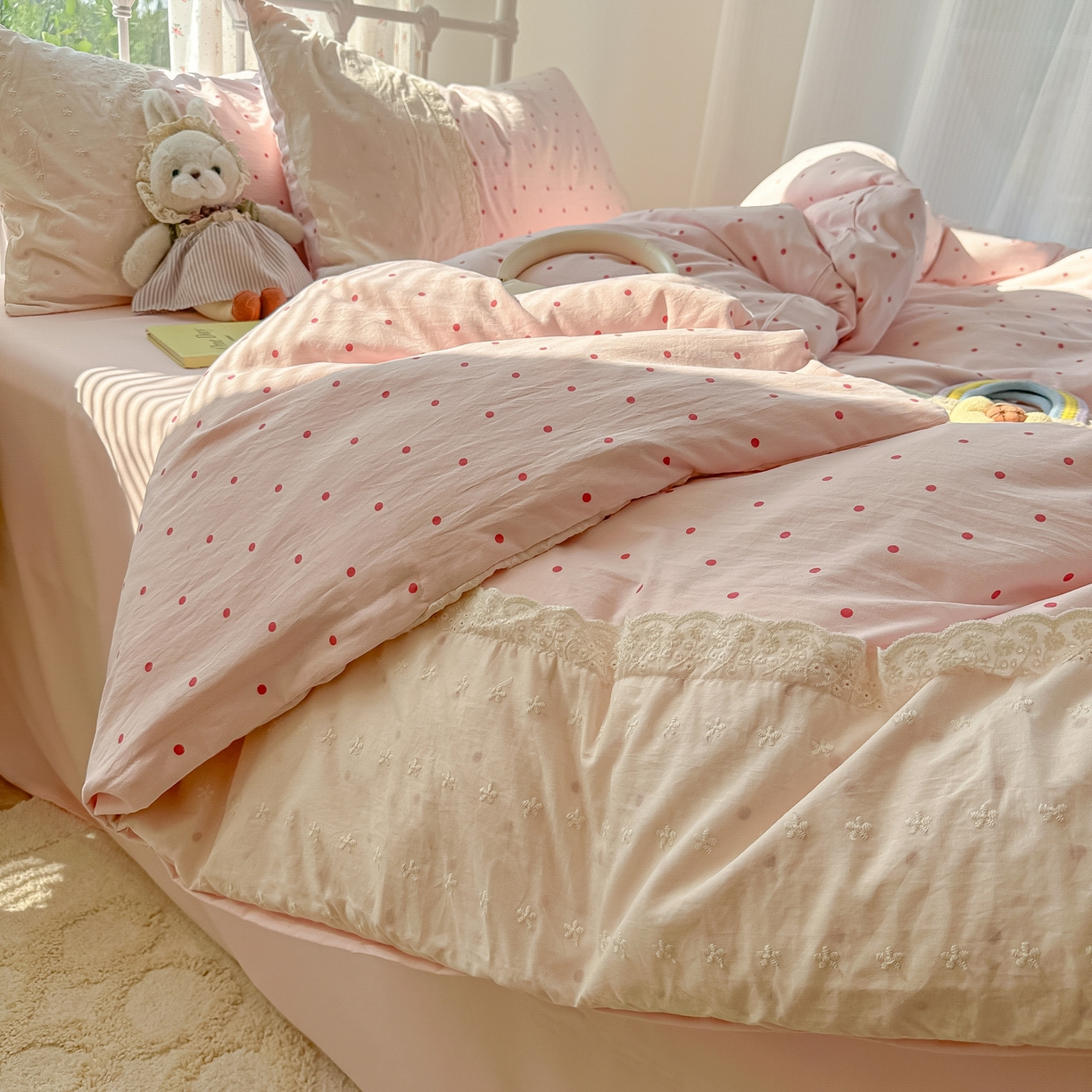 91家纺网 家纺一手货源 找家纺 韩巢家纺 2025新款法式蕾丝花边被套直播热销款四件套学生宿舍床上三件套（提供卖家秀） 草莓小波点【蕾丝花边款】