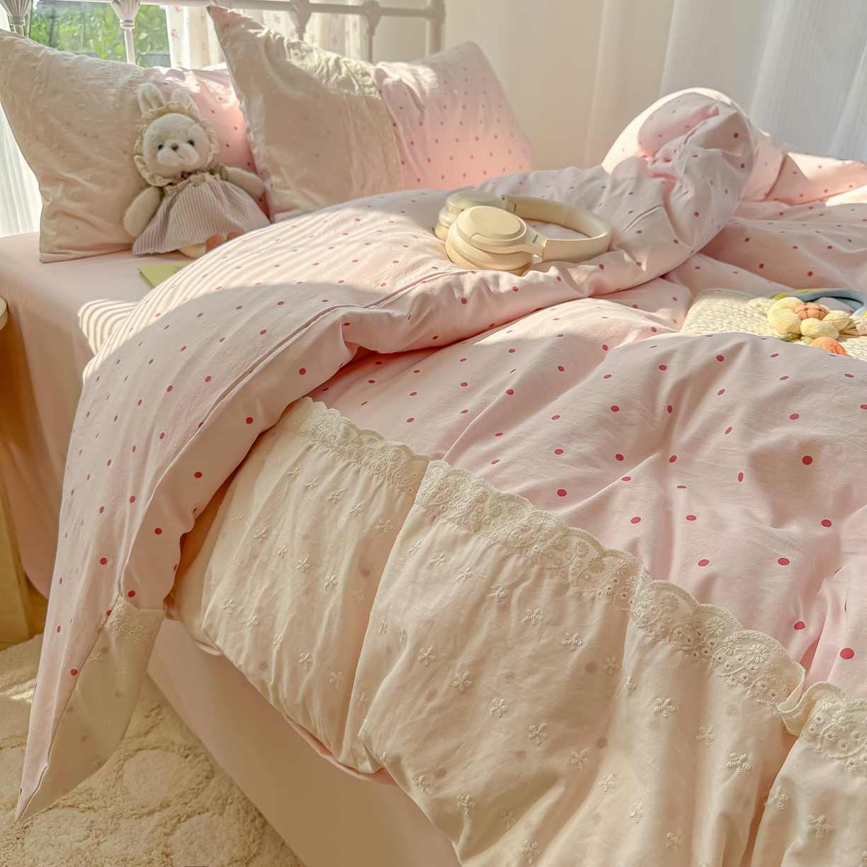 91家纺网 家纺一手货源 找家纺 韩巢家纺 2025新款法式蕾丝花边被套直播热销款四件套学生宿舍床上三件套（提供卖家秀） 草莓小波点【蕾丝花边款】