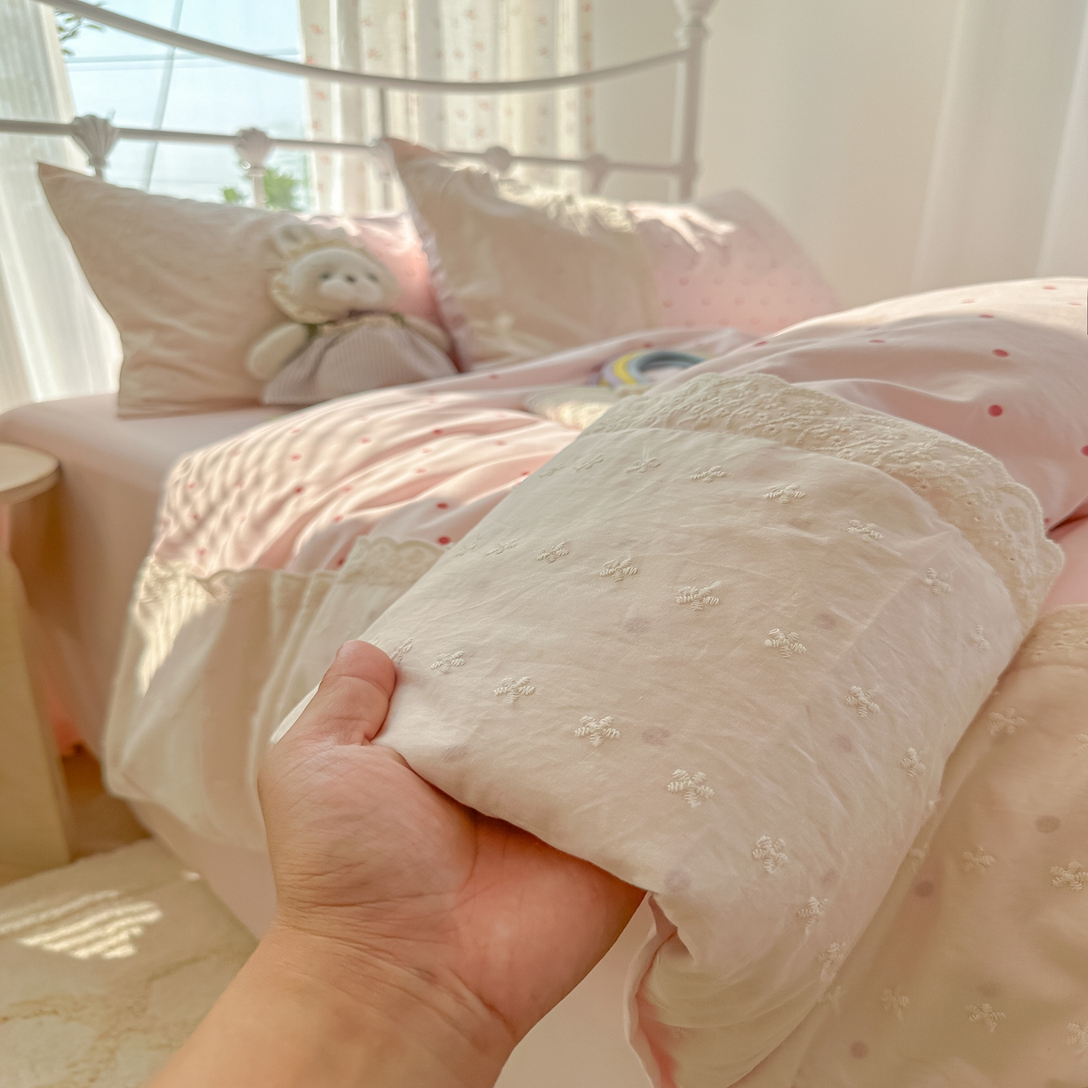 91家纺网 家纺一手货源 找家纺 韩巢家纺 2025新款法式蕾丝花边被套直播热销款四件套学生宿舍床上三件套（提供卖家秀） 草莓小波点【蕾丝花边款】