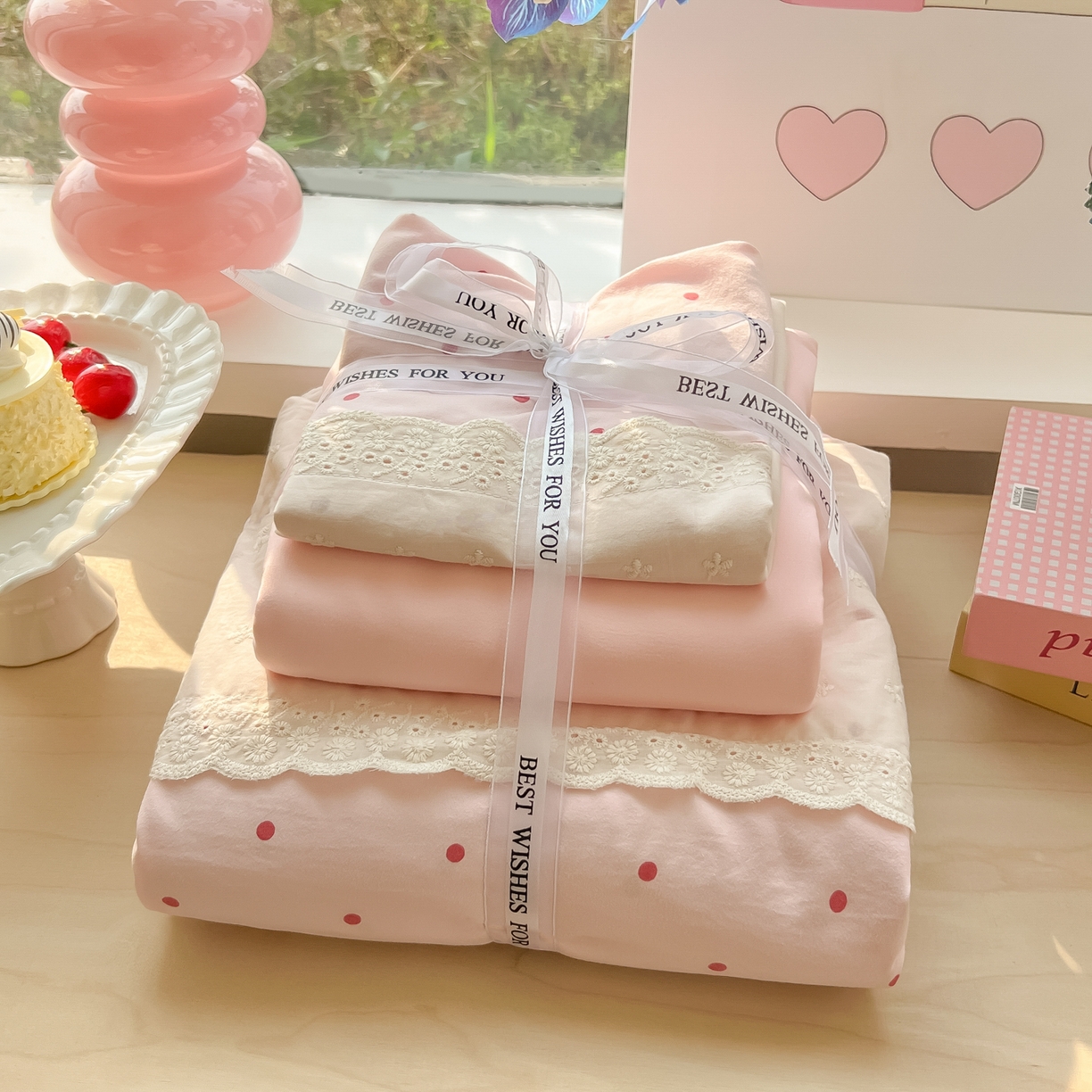 91家纺网 家纺一手货源 找家纺 韩巢家纺 2025新款法式蕾丝花边被套直播热销款四件套学生宿舍床上三件套（提供卖家秀） 草莓小波点【蕾丝花边款】