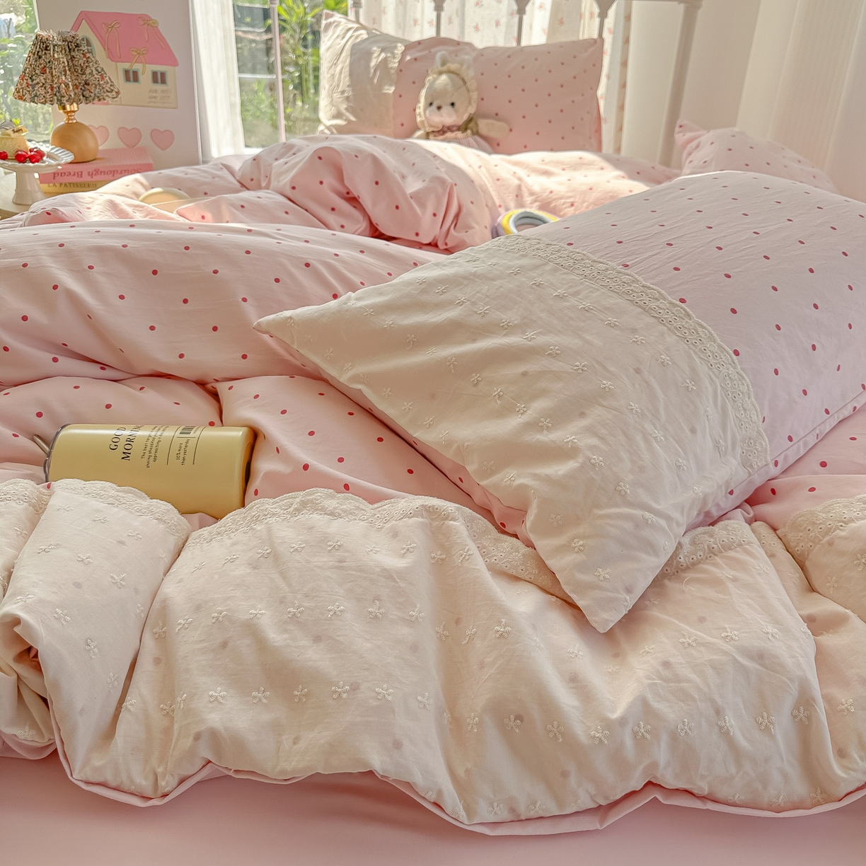 91家纺网 家纺一手货源 找家纺 韩巢家纺 2025新款法式蕾丝花边被套直播热销款四件套学生宿舍床上三件套（提供卖家秀） 草莓小波点【蕾丝花边款】