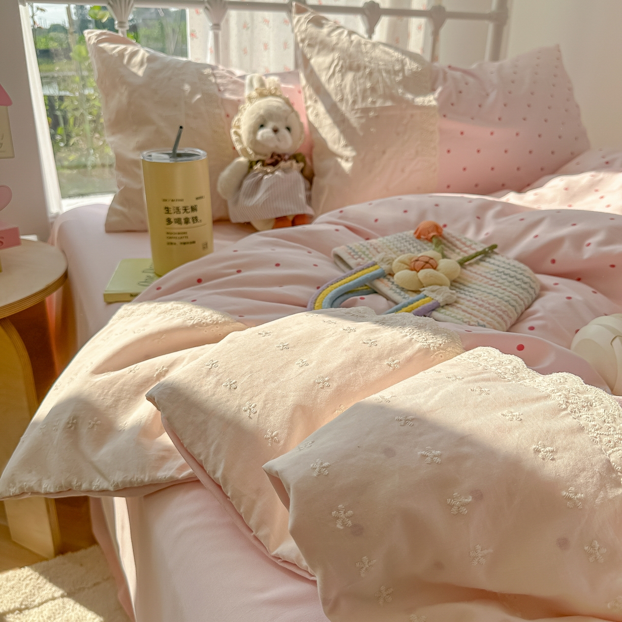 91家纺网 家纺一手货源 找家纺 韩巢家纺 2025新款法式蕾丝花边被套直播热销款四件套学生宿舍床上三件套（提供卖家秀） 草莓小波点【蕾丝花边款】