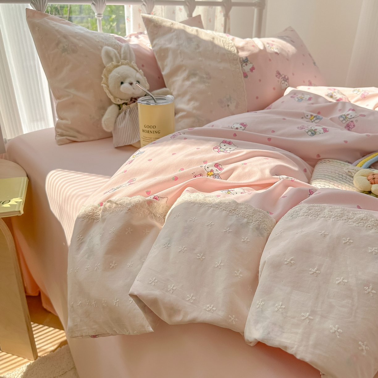 91家纺网 家纺一手货源 找家纺 韩巢家纺 2025新款法式蕾丝花边被套直播热销款四件套学生宿舍床上三件套（提供卖家秀） 草莓小卷猫【蕾丝花边款】