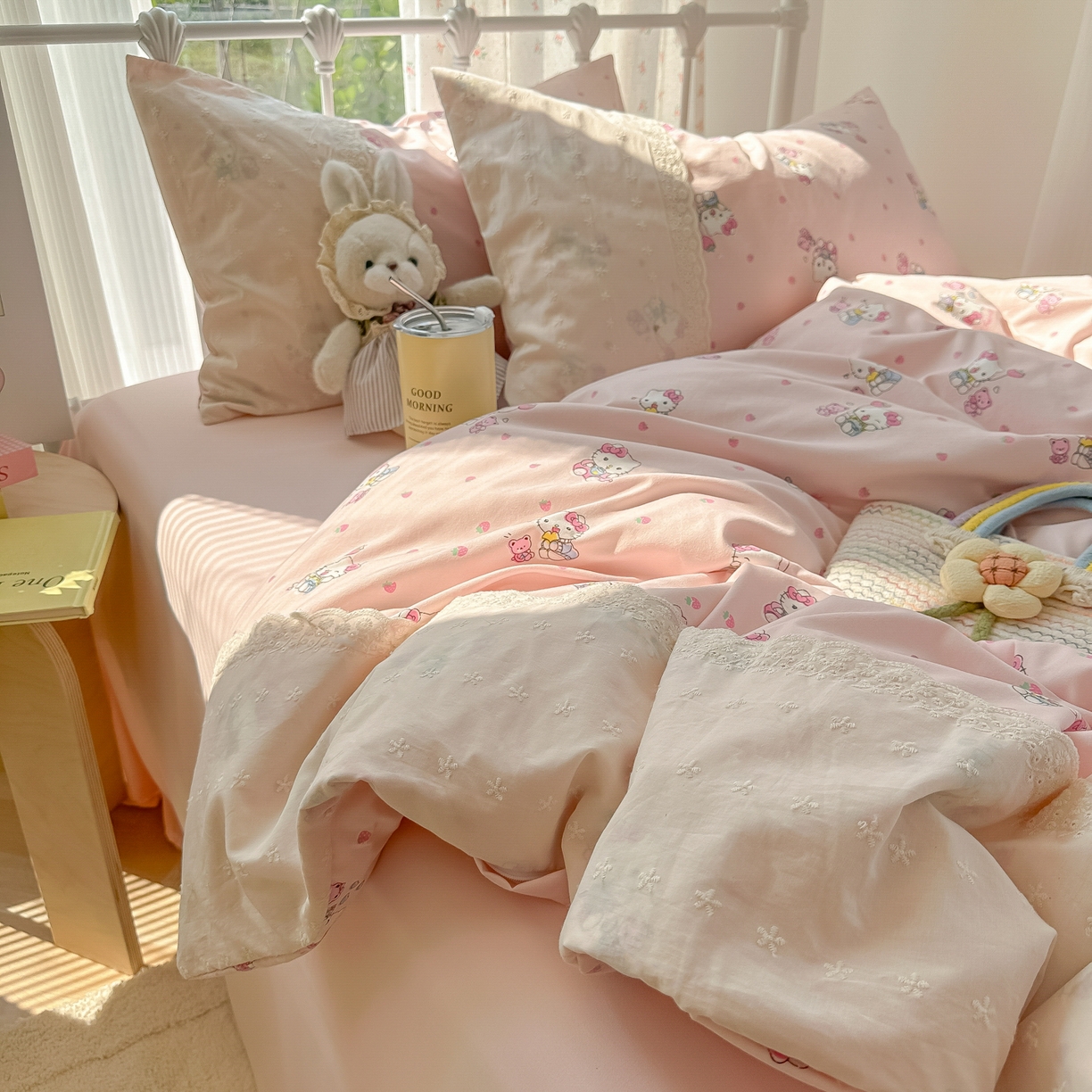 91家纺网 家纺一手货源 找家纺 韩巢家纺 2025新款法式蕾丝花边被套直播热销款四件套学生宿舍床上三件套（提供卖家秀） 草莓小卷猫【蕾丝花边款】