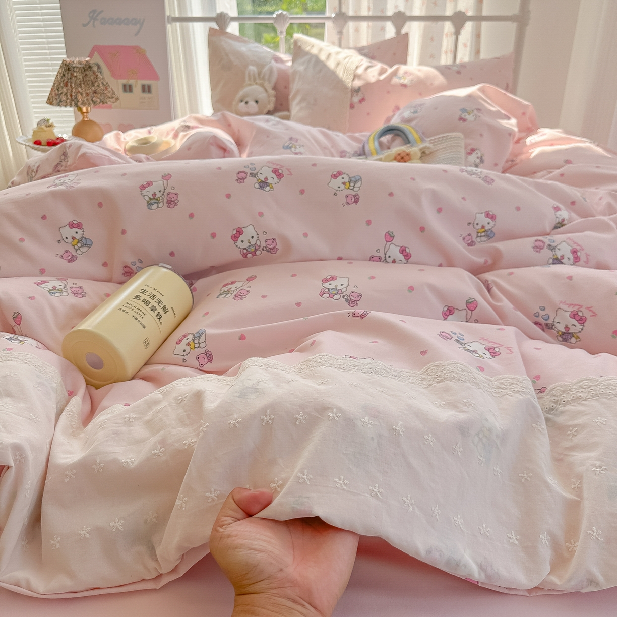 91家纺网 家纺一手货源 找家纺 韩巢家纺 2025新款法式蕾丝花边被套直播热销款四件套学生宿舍床上三件套（提供卖家秀） 草莓小卷猫【蕾丝花边款】