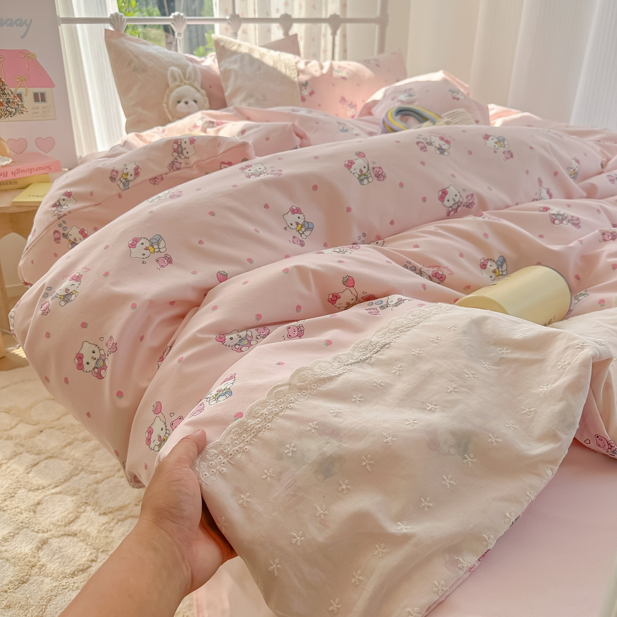 91家纺网 家纺一手货源 找家纺 韩巢家纺 2025新款法式蕾丝花边被套直播热销款四件套学生宿舍床上三件套（提供卖家秀） 草莓小卷猫【蕾丝花边款】
