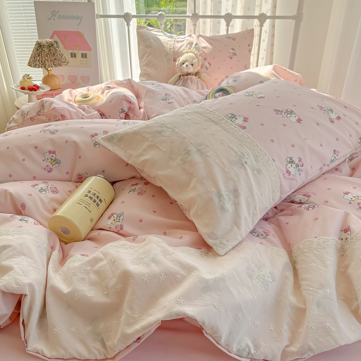 91家纺网 家纺一手货源 找家纺 韩巢家纺 2025新款法式蕾丝花边被套直播热销款四件套学生宿舍床上三件套（提供卖家秀） 草莓小卷猫【蕾丝花边款】