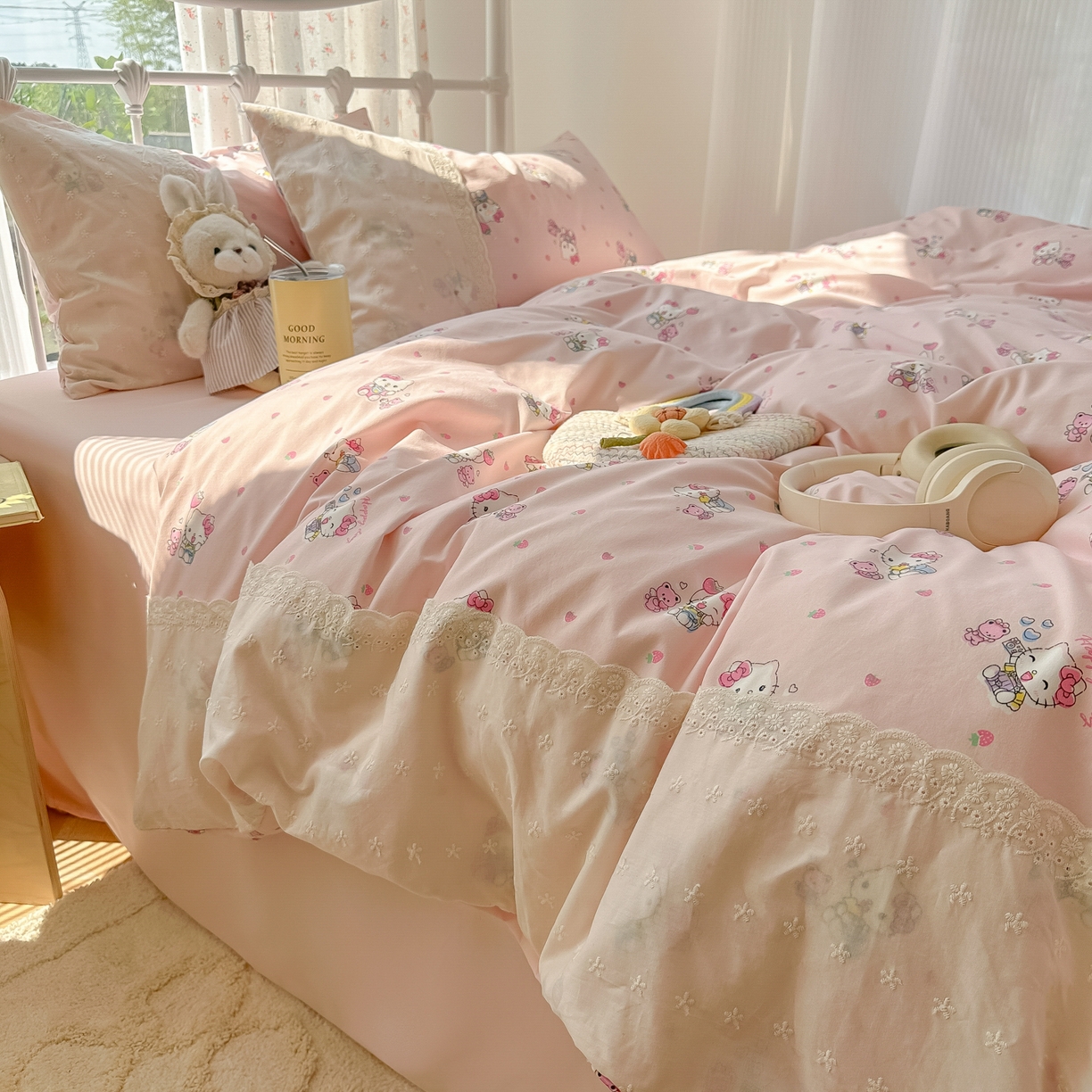 91家纺网 家纺一手货源 找家纺 韩巢家纺 2025新款法式蕾丝花边被套直播热销款四件套学生宿舍床上三件套（提供卖家秀） 草莓小卷猫【蕾丝花边款】