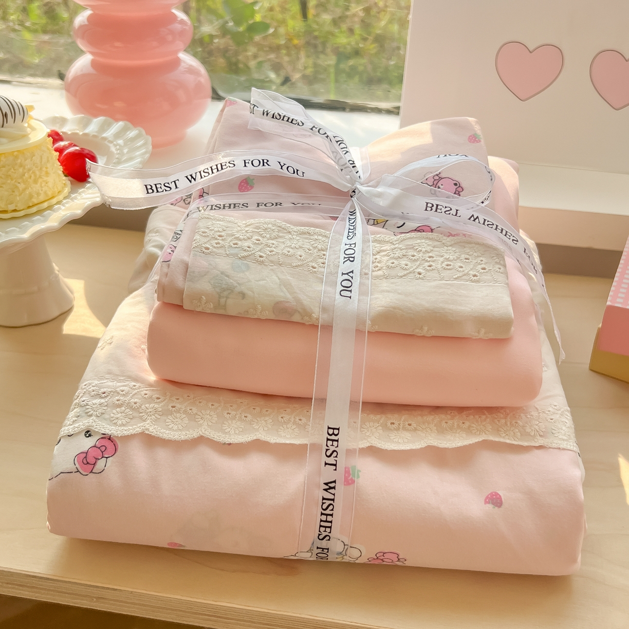 91家纺网 家纺一手货源 找家纺 韩巢家纺 2025新款法式蕾丝花边被套直播热销款四件套学生宿舍床上三件套（提供卖家秀） 草莓小卷猫【蕾丝花边款】