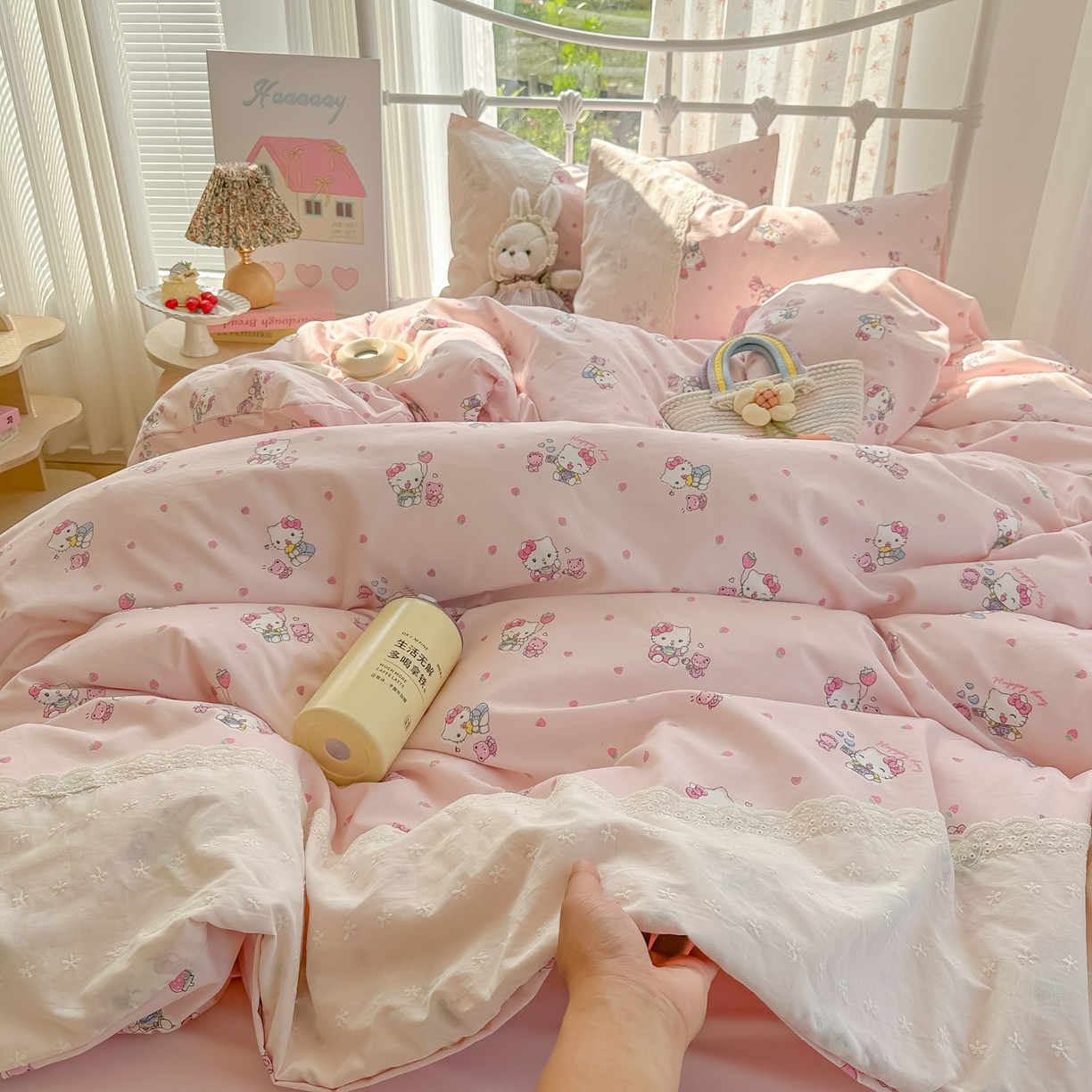 91家纺网 家纺一手货源 找家纺 韩巢家纺 2025新款法式蕾丝花边被套直播热销款四件套学生宿舍床上三件套（提供卖家秀） 草莓小卷猫【蕾丝花边款】