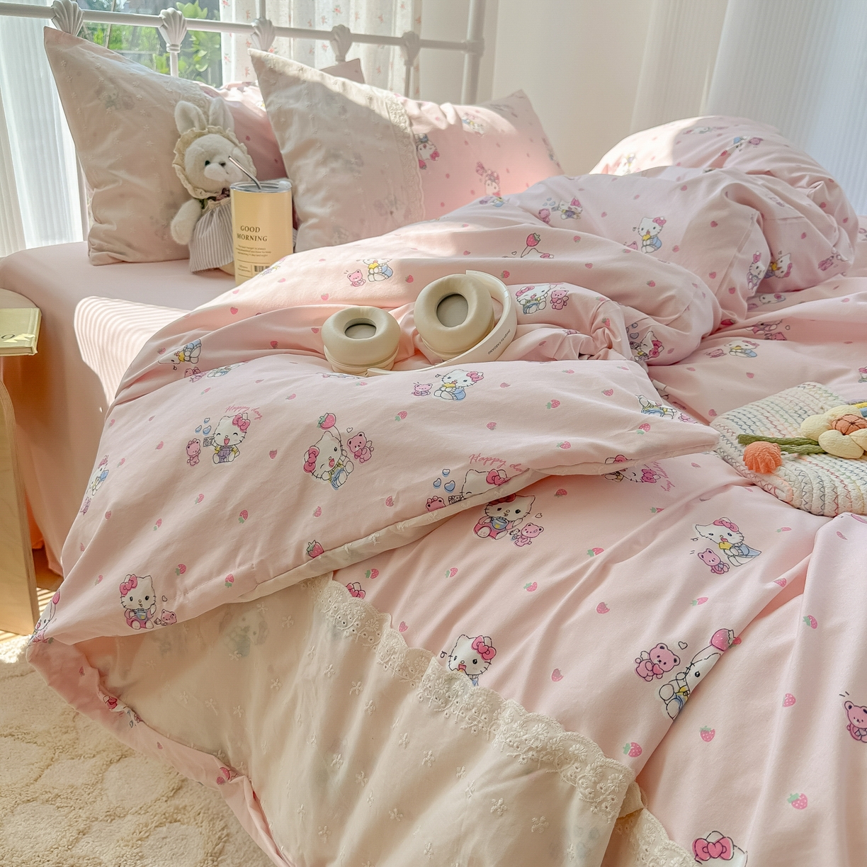 91家纺网 家纺一手货源 找家纺 韩巢家纺 2025新款法式蕾丝花边被套直播热销款四件套学生宿舍床上三件套（提供卖家秀） 草莓小卷猫【蕾丝花边款】