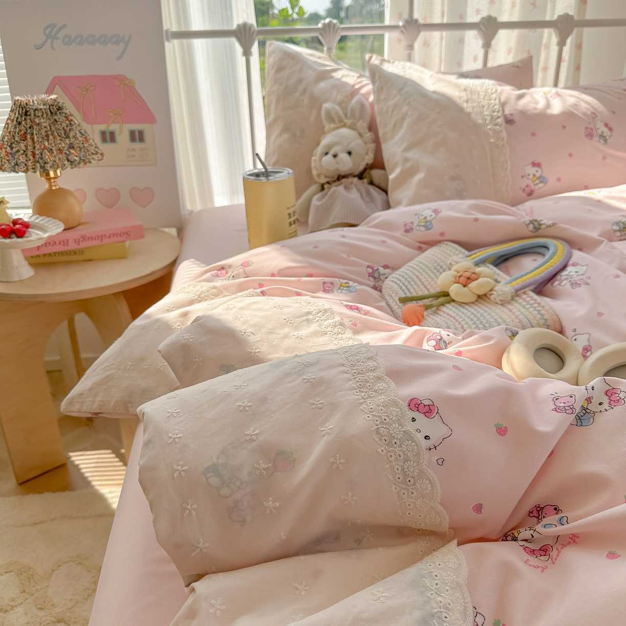 91家纺网 家纺一手货源 找家纺 韩巢家纺 2025新款法式蕾丝花边被套直播热销款四件套学生宿舍床上三件套（提供卖家秀） 草莓小卷猫【蕾丝花边款】