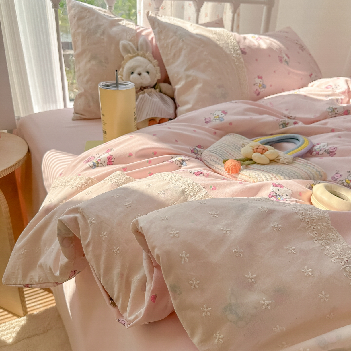 91家纺网 家纺一手货源 找家纺 韩巢家纺 2025新款法式蕾丝花边被套直播热销款四件套学生宿舍床上三件套（提供卖家秀） 草莓小卷猫【蕾丝花边款】