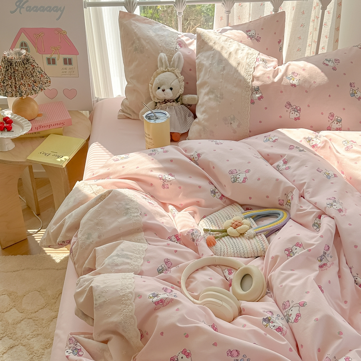 91家纺网 家纺一手货源 找家纺 韩巢家纺 2025新款法式蕾丝花边被套直播热销款四件套学生宿舍床上三件套（提供卖家秀） 草莓小卷猫【蕾丝花边款】