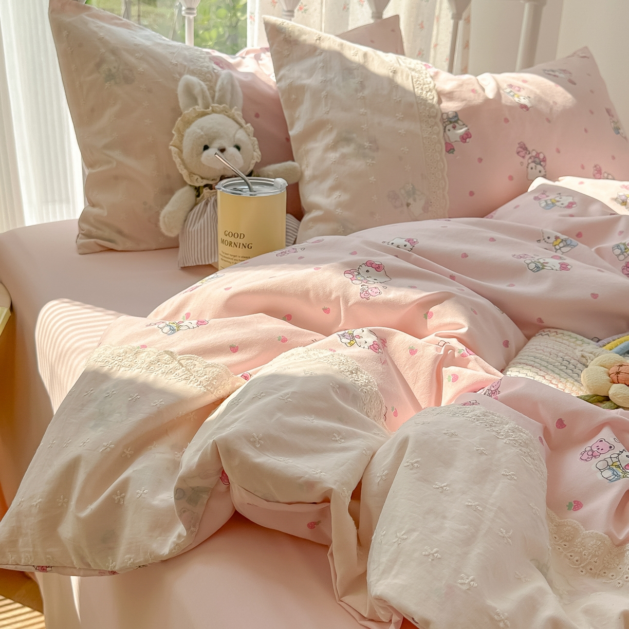 91家纺网 家纺一手货源 找家纺 韩巢家纺 2025新款法式蕾丝花边被套直播热销款四件套学生宿舍床上三件套（提供卖家秀） 草莓小卷猫【蕾丝花边款】