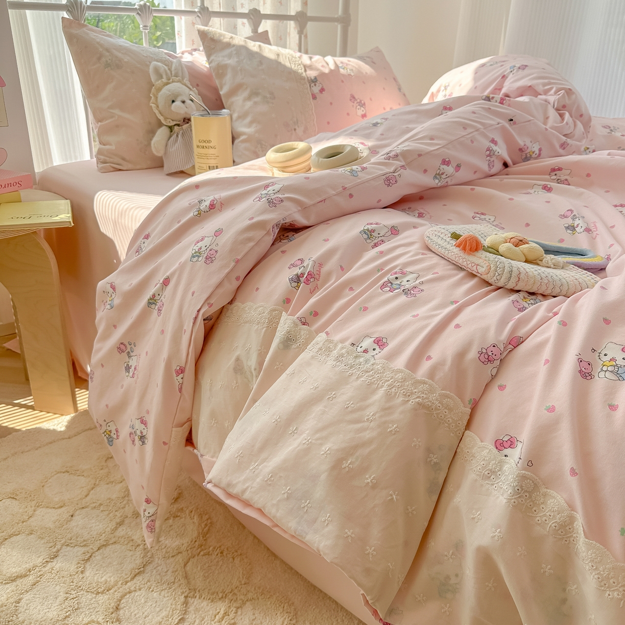 91家纺网 家纺一手货源 找家纺 韩巢家纺 2025新款法式蕾丝花边被套直播热销款四件套学生宿舍床上三件套（提供卖家秀） 草莓小卷猫【蕾丝花边款】