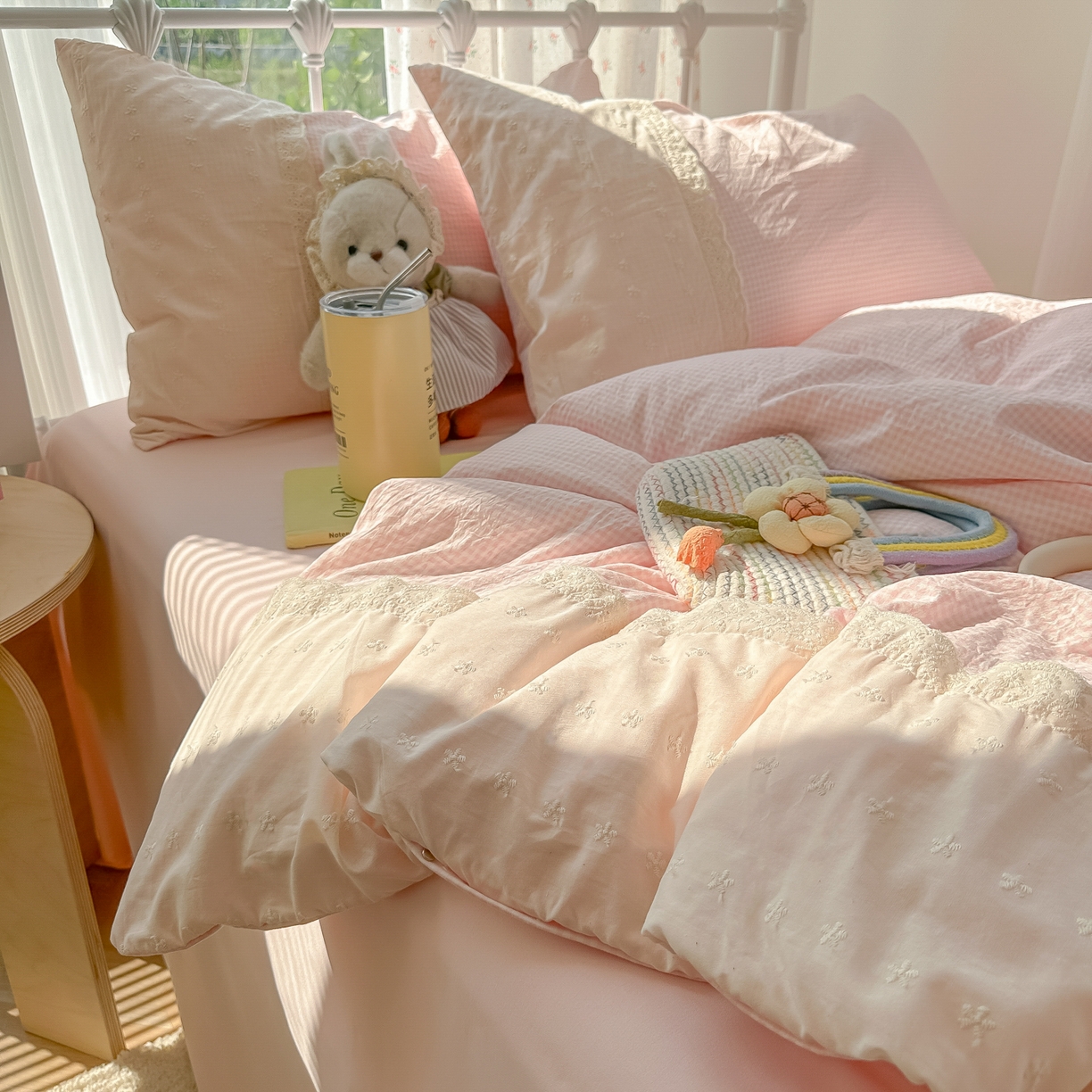 91家纺网 家纺一手货源 找家纺 韩巢家纺 2025新款法式蕾丝花边被套直播热销款四件套学生宿舍床上三件套（提供卖家秀） 粉小格【蕾丝花边款】