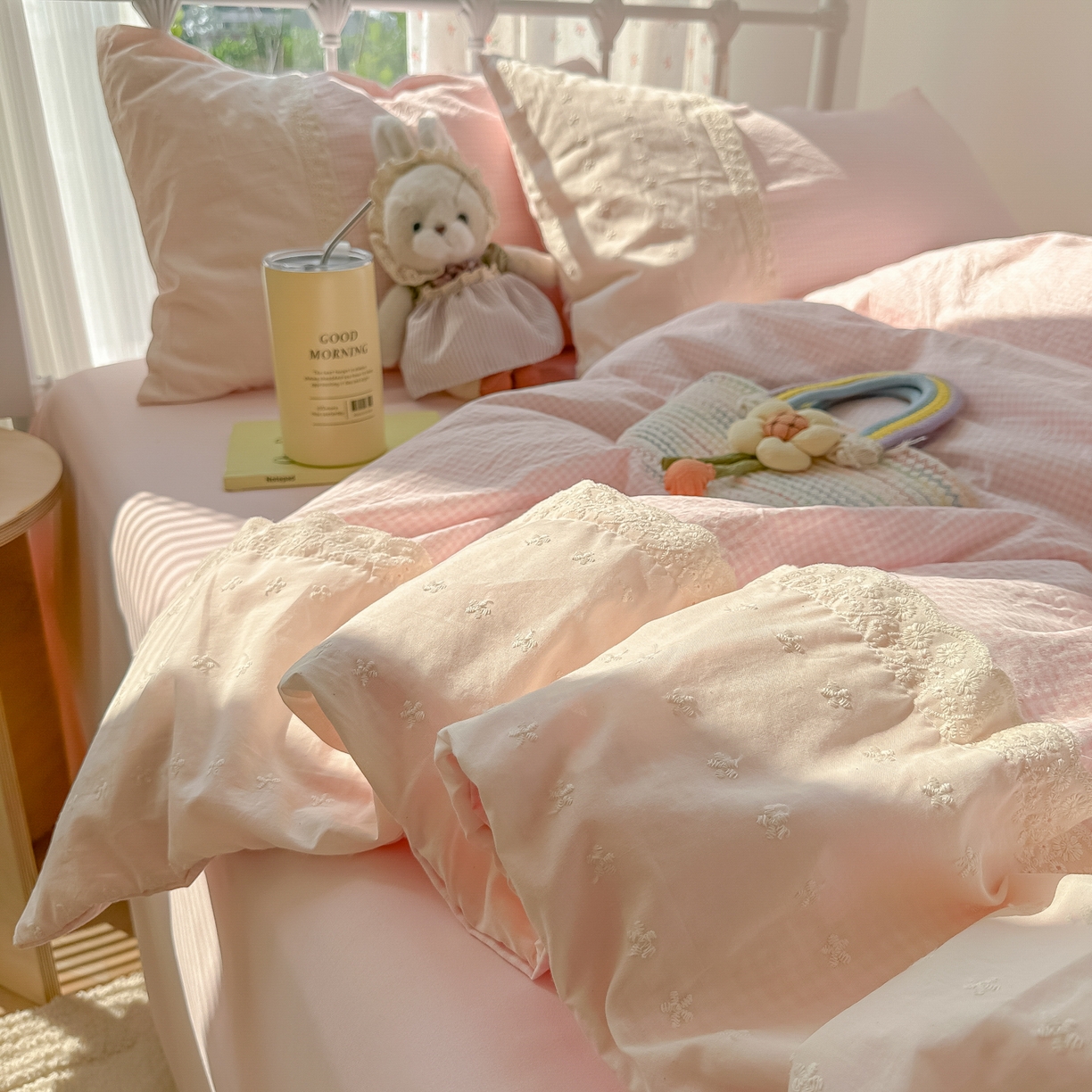 91家纺网 家纺一手货源 找家纺 韩巢家纺 2025新款法式蕾丝花边被套直播热销款四件套学生宿舍床上三件套（提供卖家秀） 粉小格【蕾丝花边款】