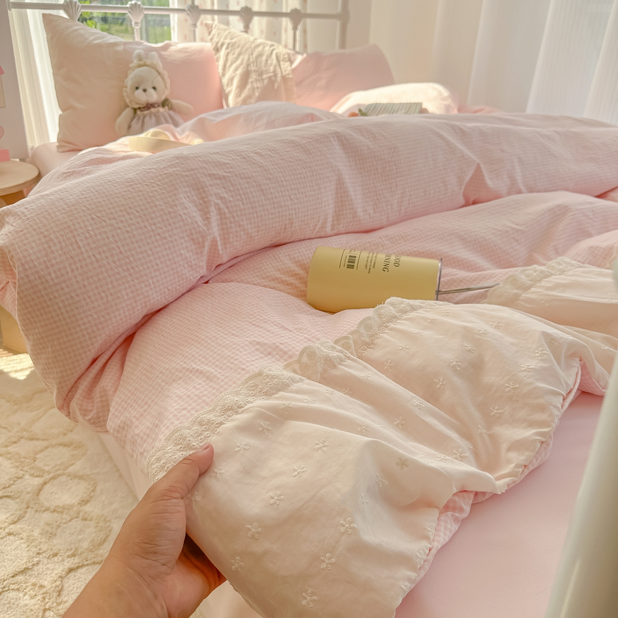 91家纺网 家纺一手货源 找家纺 韩巢家纺 2025新款法式蕾丝花边被套直播热销款四件套学生宿舍床上三件套（提供卖家秀） 粉小格【蕾丝花边款】