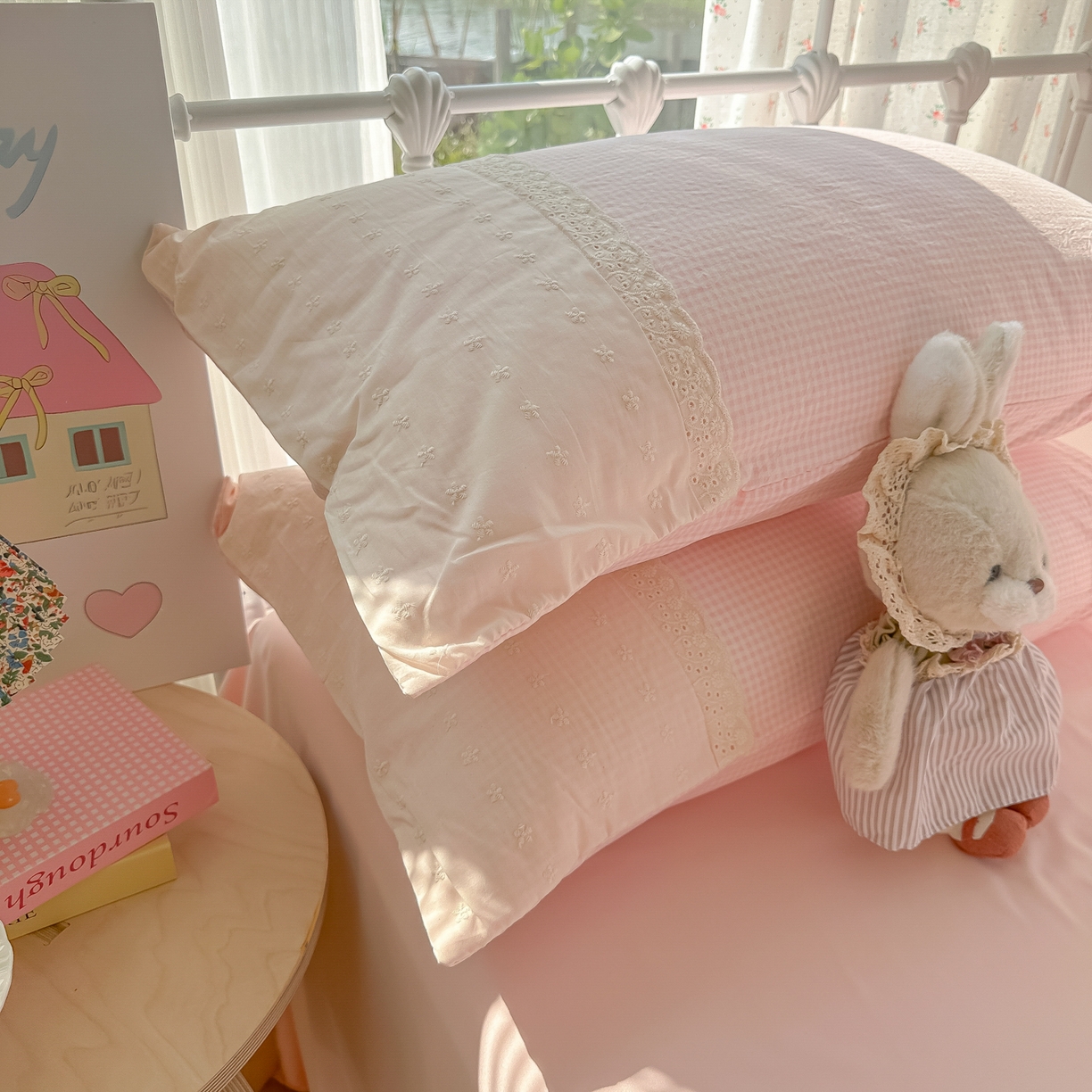 91家纺网 家纺一手货源 找家纺 韩巢家纺 2025新款法式蕾丝花边被套直播热销款四件套学生宿舍床上三件套（提供卖家秀） 粉小格【蕾丝花边款】