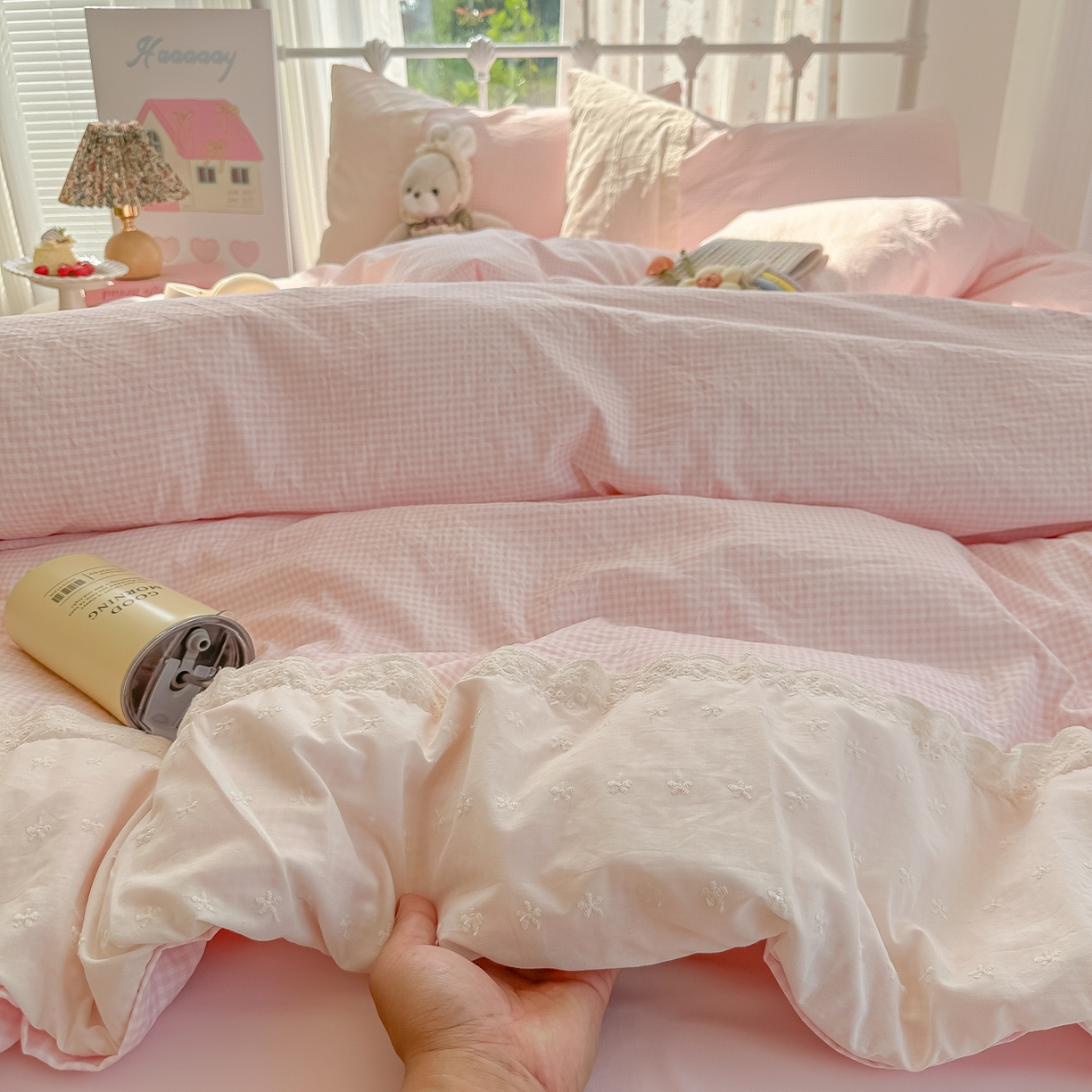 91家纺网 家纺一手货源 找家纺 韩巢家纺 2025新款法式蕾丝花边被套直播热销款四件套学生宿舍床上三件套（提供卖家秀） 粉小格【蕾丝花边款】