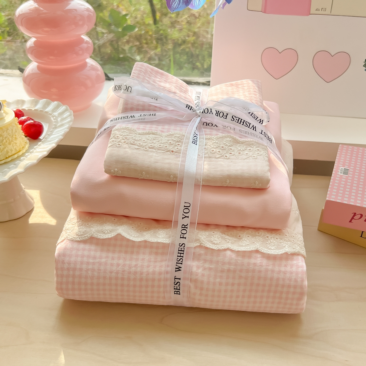 91家纺网 家纺一手货源 找家纺 韩巢家纺 2025新款法式蕾丝花边被套直播热销款四件套学生宿舍床上三件套（提供卖家秀） 粉小格【蕾丝花边款】