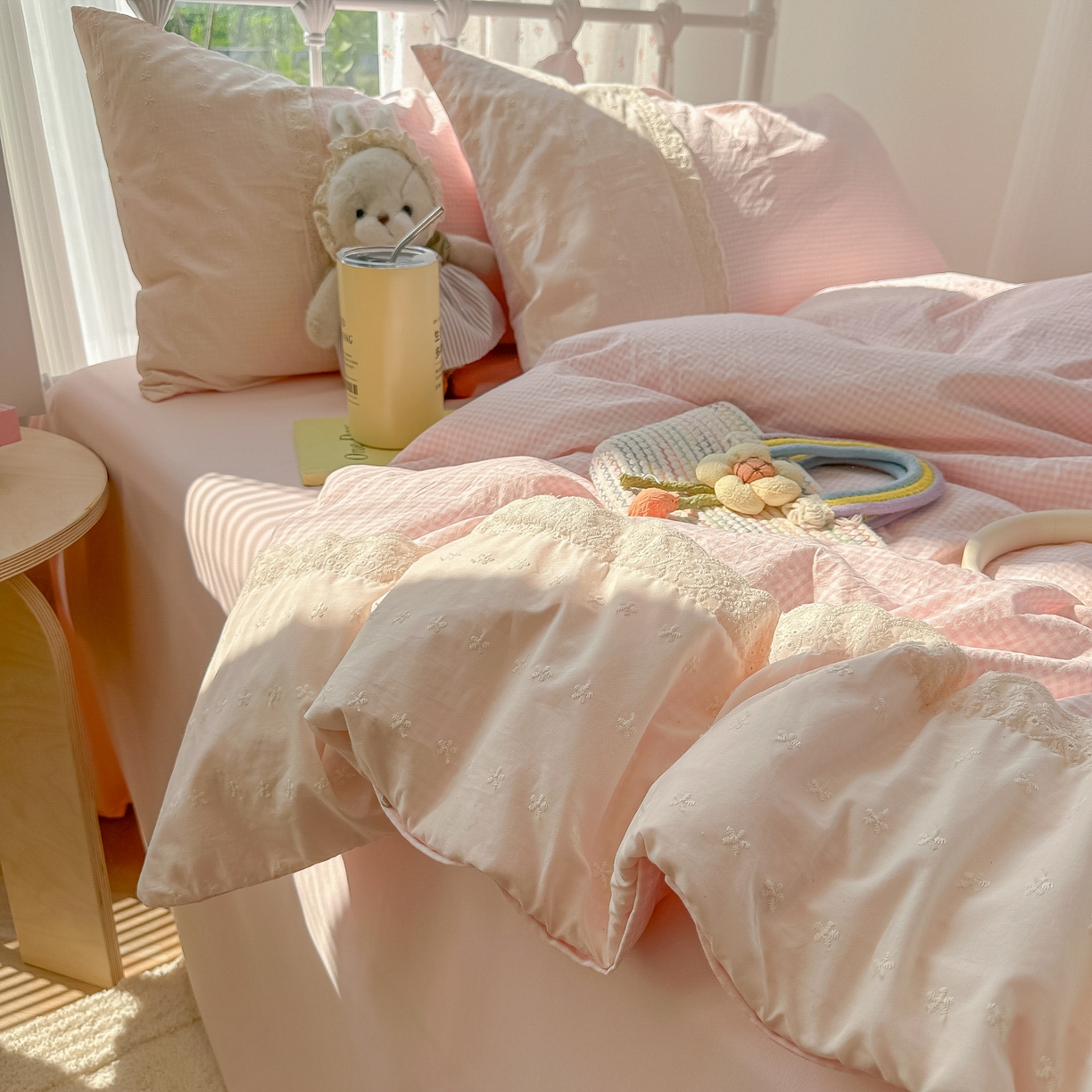 91家纺网 家纺一手货源 找家纺 韩巢家纺 2025新款法式蕾丝花边被套直播热销款四件套学生宿舍床上三件套（提供卖家秀） 粉小格【蕾丝花边款】