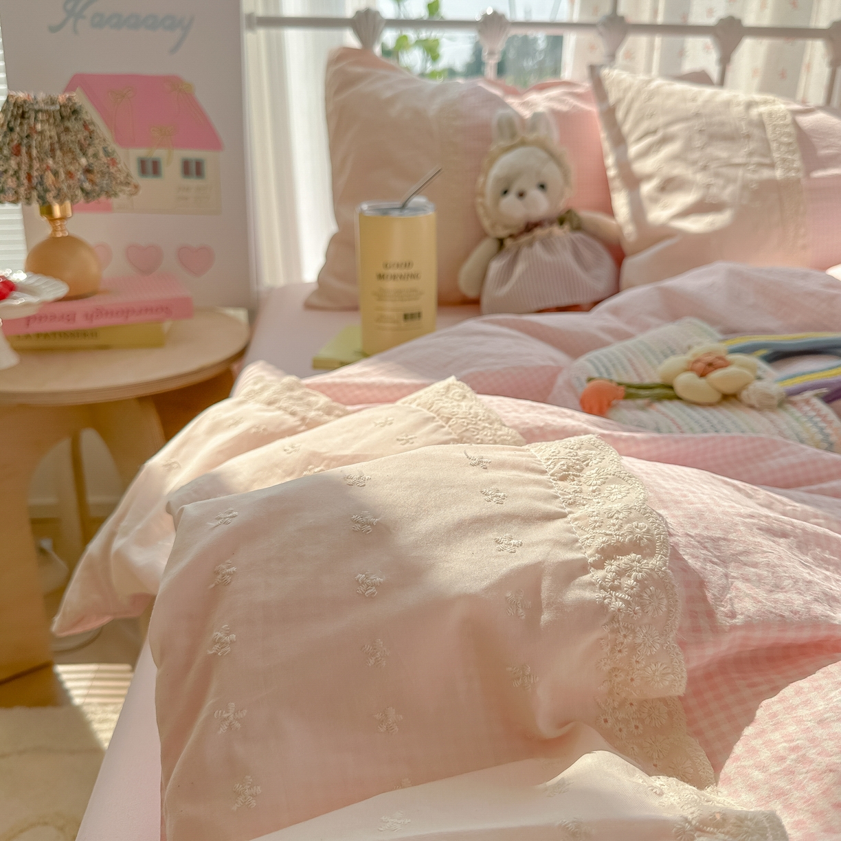 91家纺网 家纺一手货源 找家纺 韩巢家纺 2025新款法式蕾丝花边被套直播热销款四件套学生宿舍床上三件套（提供卖家秀） 粉小格【蕾丝花边款】