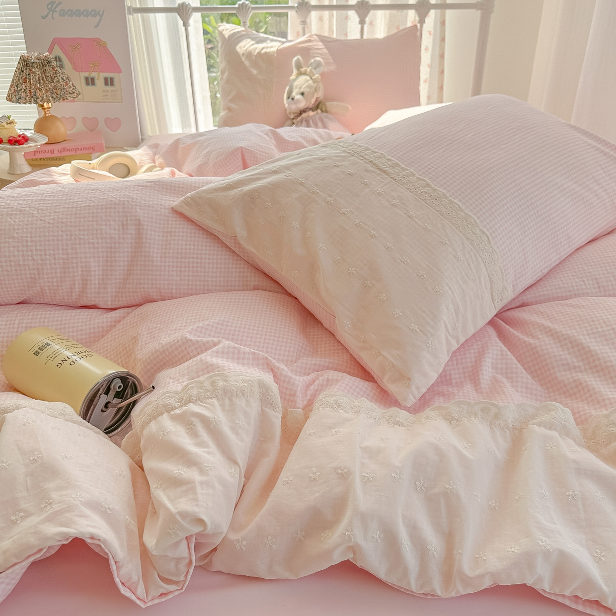 91家纺网 家纺一手货源 找家纺 韩巢家纺 2025新款法式蕾丝花边被套直播热销款四件套学生宿舍床上三件套（提供卖家秀） 粉小格【蕾丝花边款】
