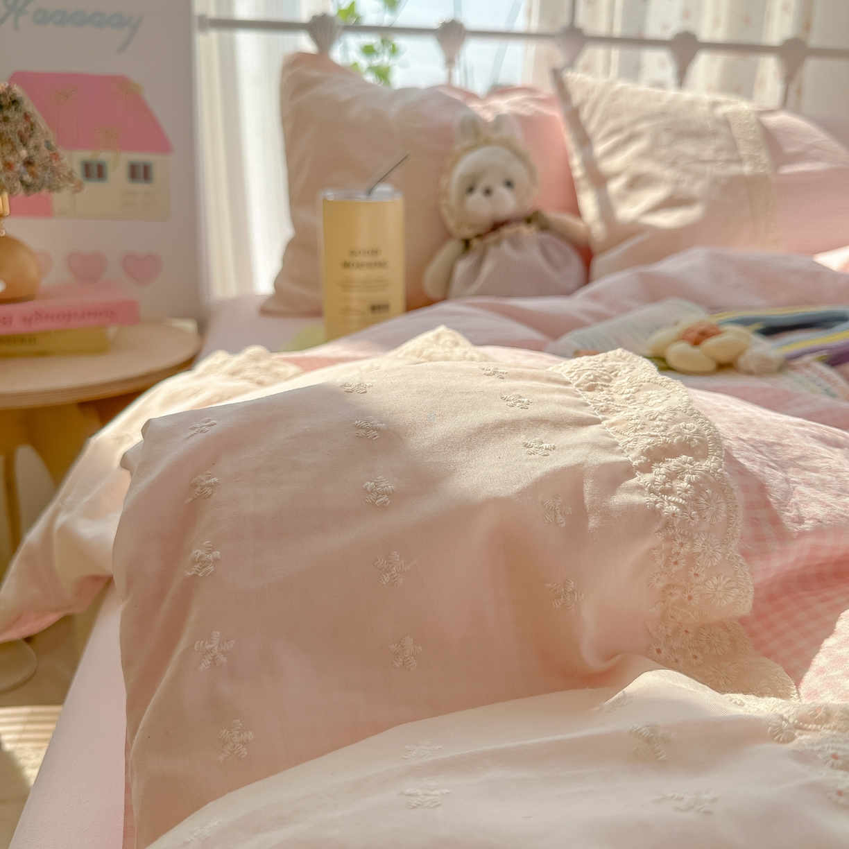 91家纺网 家纺一手货源 找家纺 韩巢家纺 2025新款法式蕾丝花边被套直播热销款四件套学生宿舍床上三件套（提供卖家秀） 粉小格【蕾丝花边款】