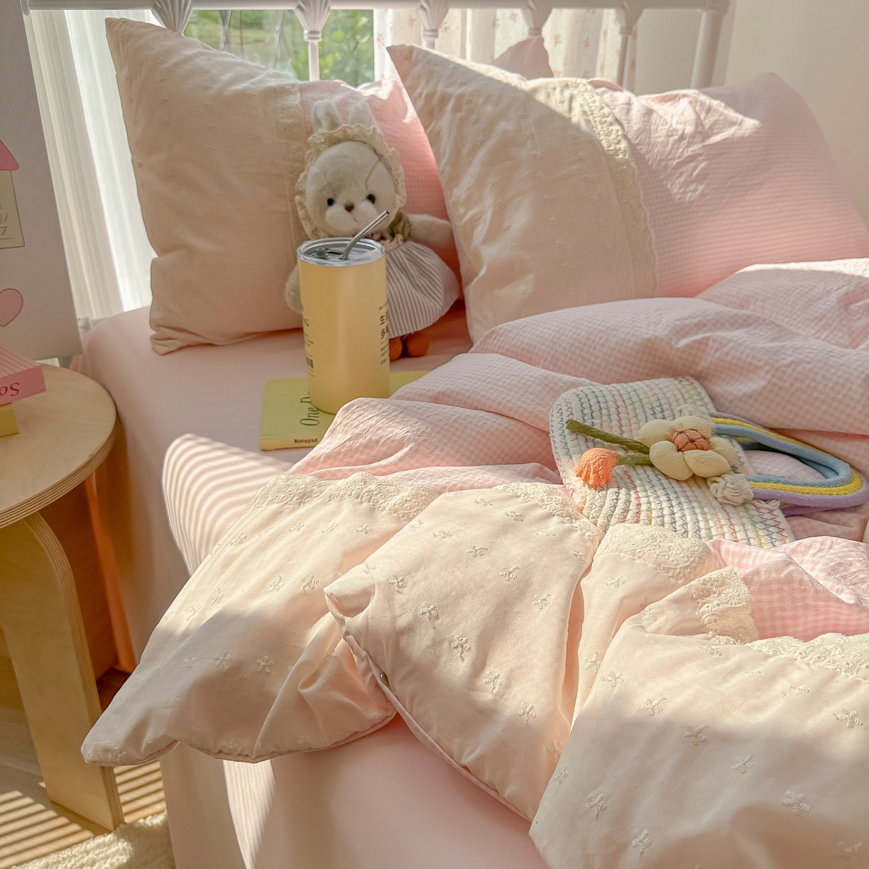 91家纺网 家纺一手货源 找家纺 韩巢家纺 2025新款法式蕾丝花边被套直播热销款四件套学生宿舍床上三件套（提供卖家秀） 粉小格【蕾丝花边款】