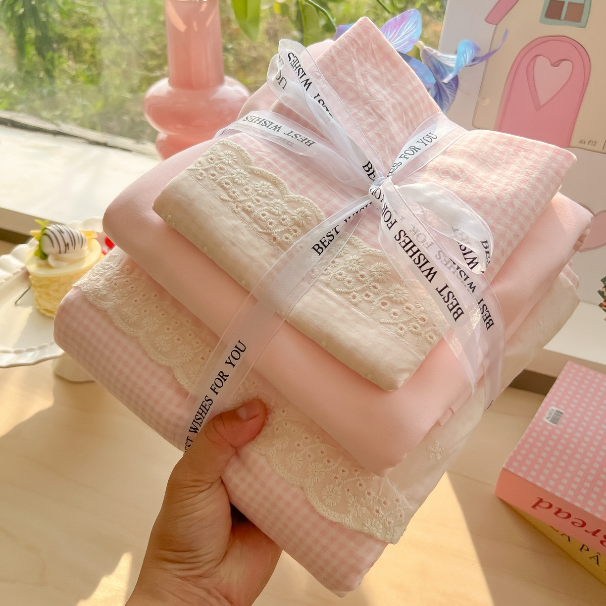 91家纺网 家纺一手货源 找家纺 韩巢家纺 2025新款法式蕾丝花边被套直播热销款四件套学生宿舍床上三件套（提供卖家秀） 粉小格【蕾丝花边款】