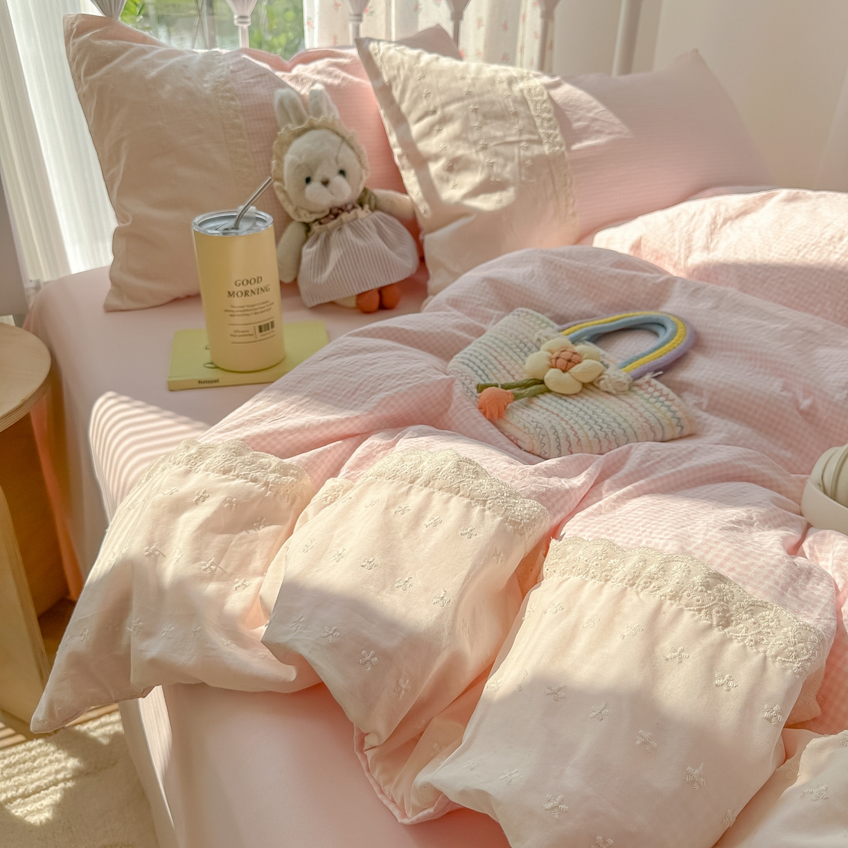 91家纺网 家纺一手货源 找家纺 韩巢家纺 2025新款法式蕾丝花边被套直播热销款四件套学生宿舍床上三件套（提供卖家秀） 粉小格【蕾丝花边款】