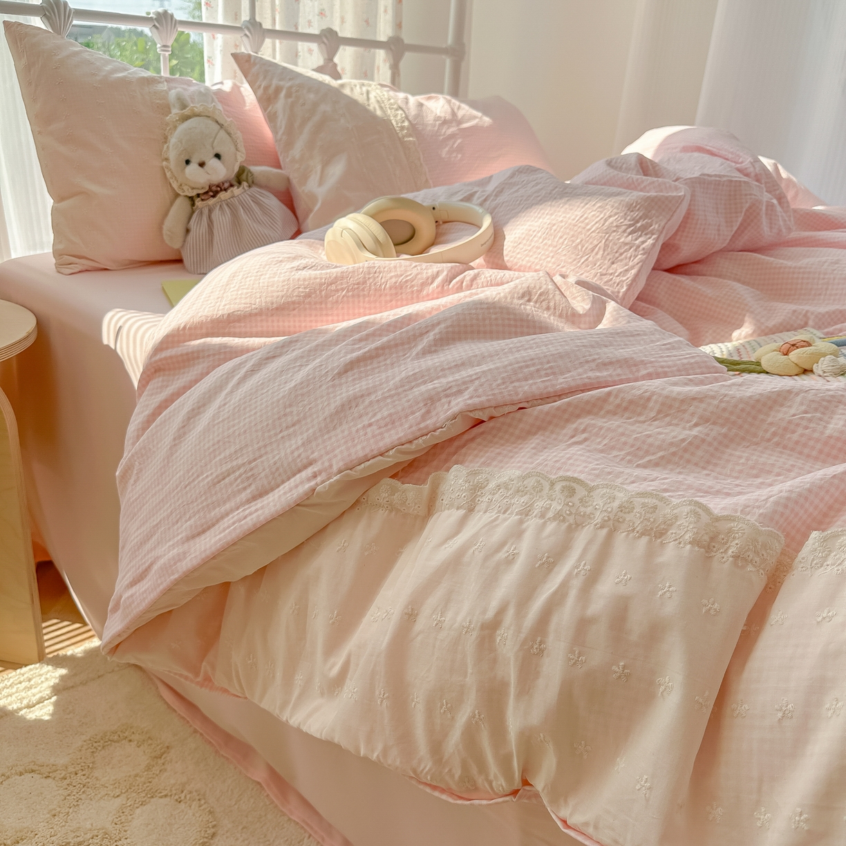 91家纺网 家纺一手货源 找家纺 韩巢家纺 2025新款法式蕾丝花边被套直播热销款四件套学生宿舍床上三件套（提供卖家秀） 粉小格【蕾丝花边款】