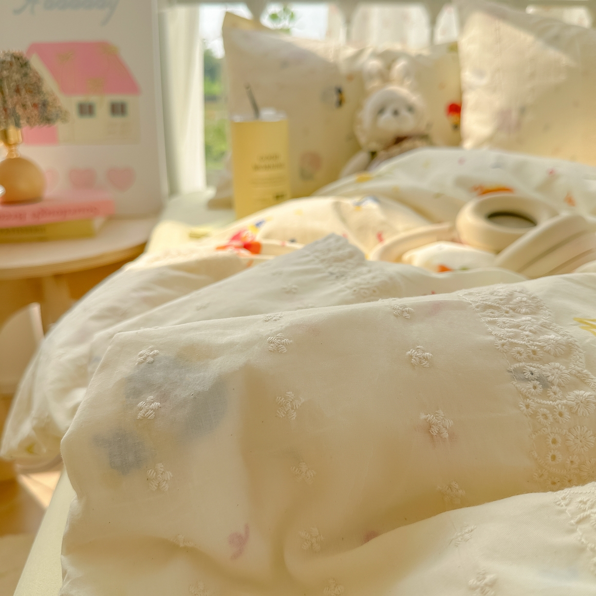 91家纺网 家纺一手货源 找家纺 韩巢家纺 2025新款法式蕾丝花边被套直播热销款四件套学生宿舍床上三件套（提供卖家秀） 好多芝麻球【蕾丝花边款】