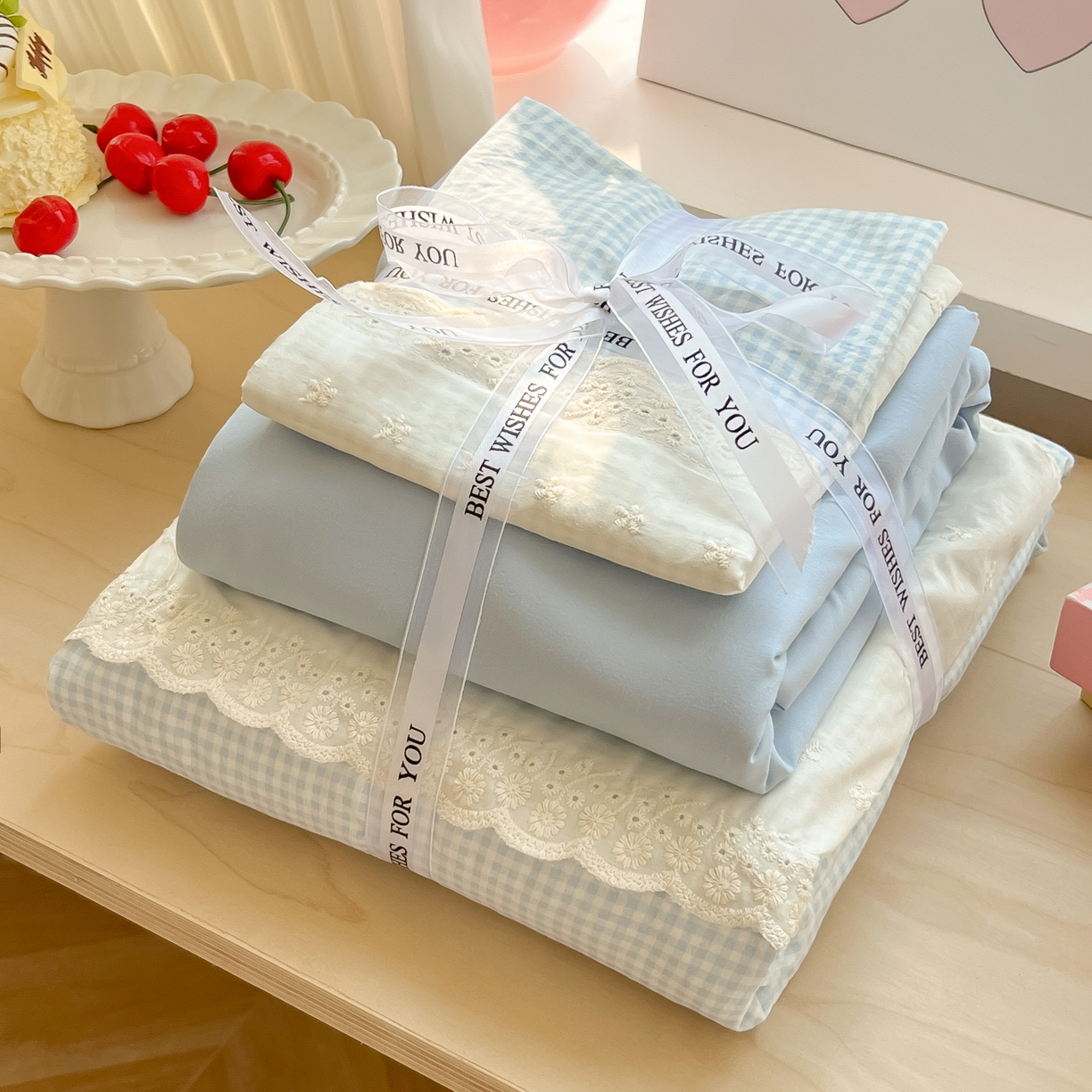 91家纺网 家纺一手货源 找家纺 韩巢家纺 2025新款法式蕾丝花边被套直播热销款四件套学生宿舍床上三件套（提供卖家秀） 蓝小格【蕾丝花边款】