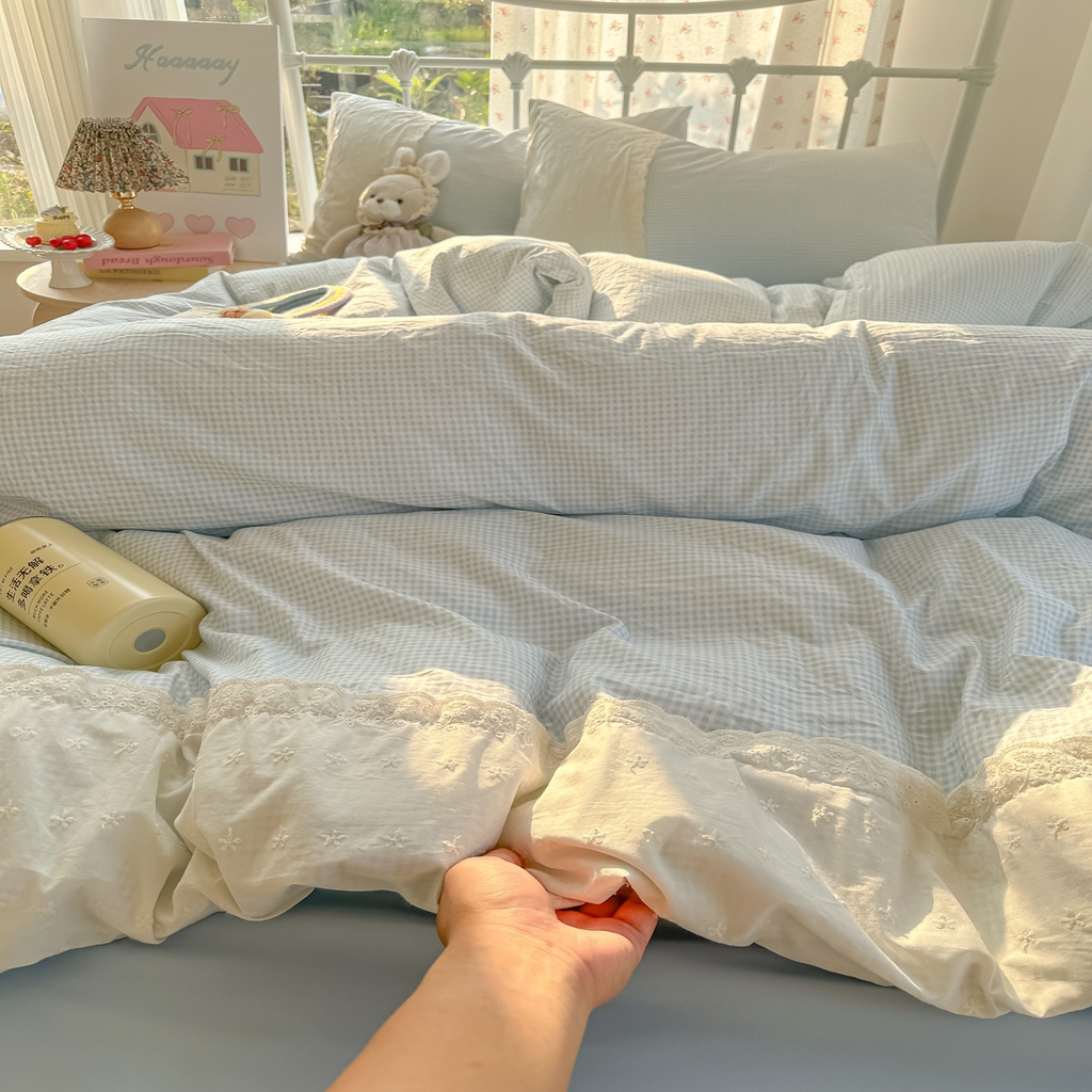 91家纺网 家纺一手货源 找家纺 韩巢家纺 2025新款法式蕾丝花边被套直播热销款四件套学生宿舍床上三件套（提供卖家秀） 蓝小格【蕾丝花边款】