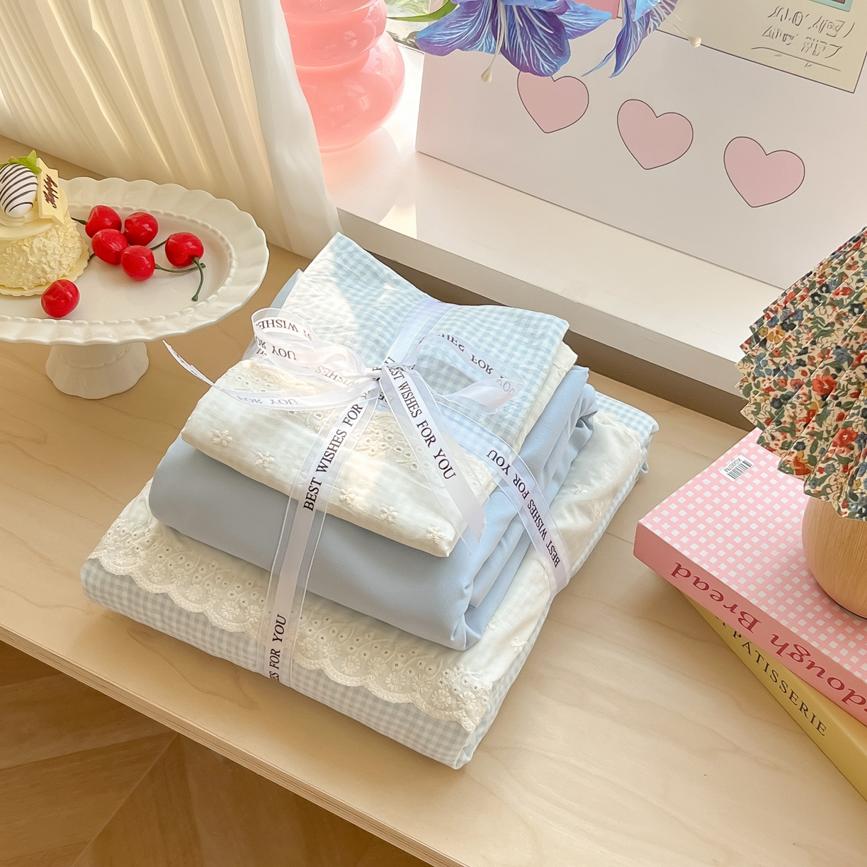 91家纺网 家纺一手货源 找家纺 韩巢家纺 2025新款法式蕾丝花边被套直播热销款四件套学生宿舍床上三件套（提供卖家秀） 蓝小格【蕾丝花边款】