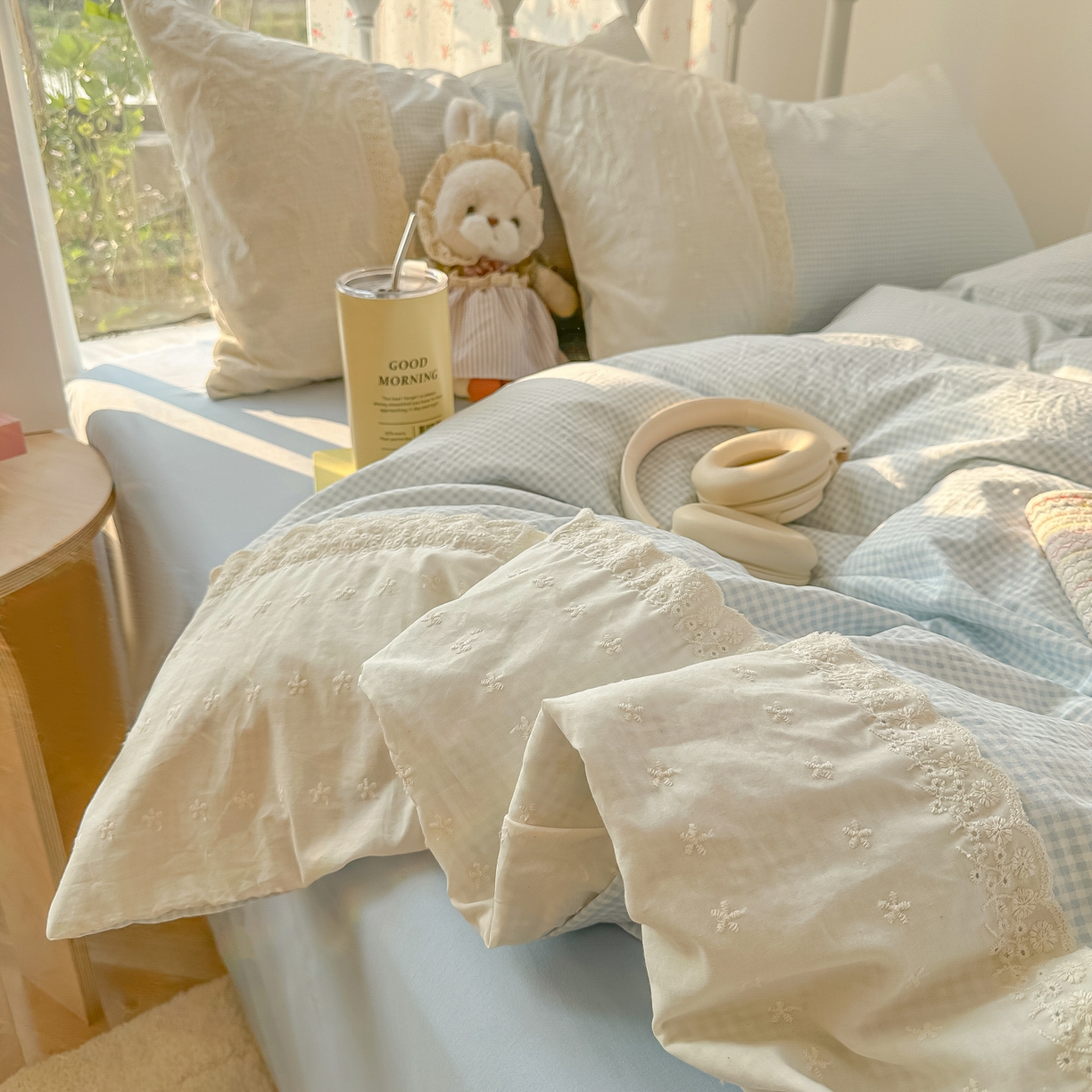 91家纺网 家纺一手货源 找家纺 韩巢家纺 2025新款法式蕾丝花边被套直播热销款四件套学生宿舍床上三件套（提供卖家秀） 蓝小格【蕾丝花边款】