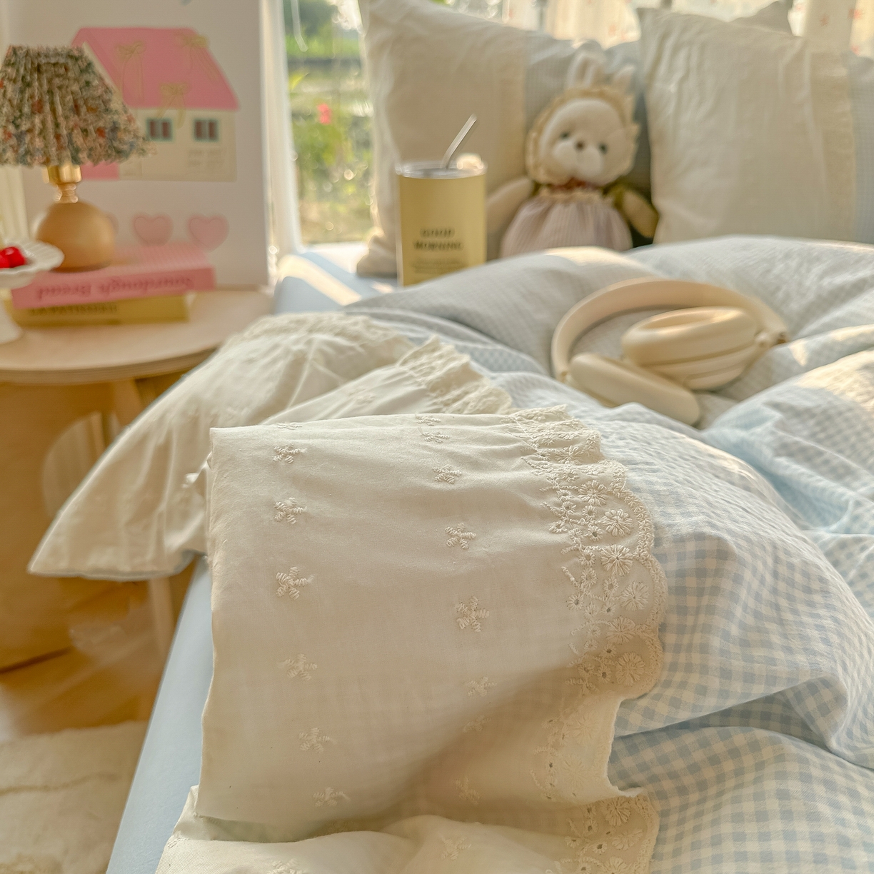 91家纺网 家纺一手货源 找家纺 韩巢家纺 2025新款法式蕾丝花边被套直播热销款四件套学生宿舍床上三件套（提供卖家秀） 蓝小格【蕾丝花边款】