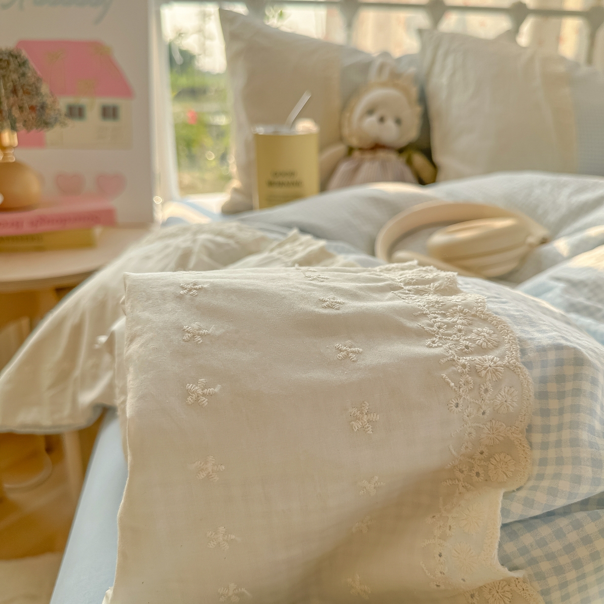 91家纺网 家纺一手货源 找家纺 韩巢家纺 2025新款法式蕾丝花边被套直播热销款四件套学生宿舍床上三件套（提供卖家秀） 蓝小格【蕾丝花边款】