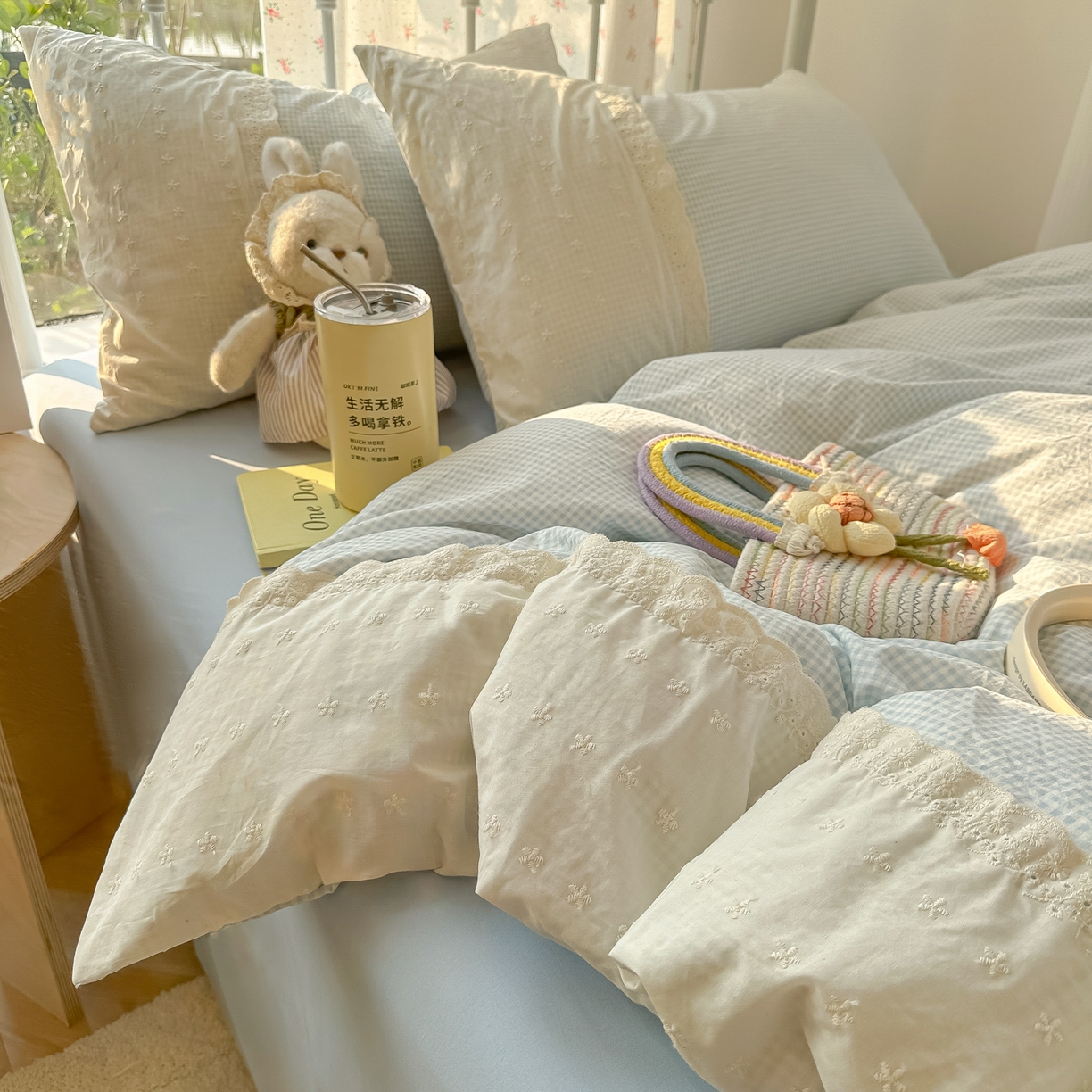 91家纺网 家纺一手货源 找家纺 韩巢家纺 2025新款法式蕾丝花边被套直播热销款四件套学生宿舍床上三件套（提供卖家秀） 蓝小格【蕾丝花边款】